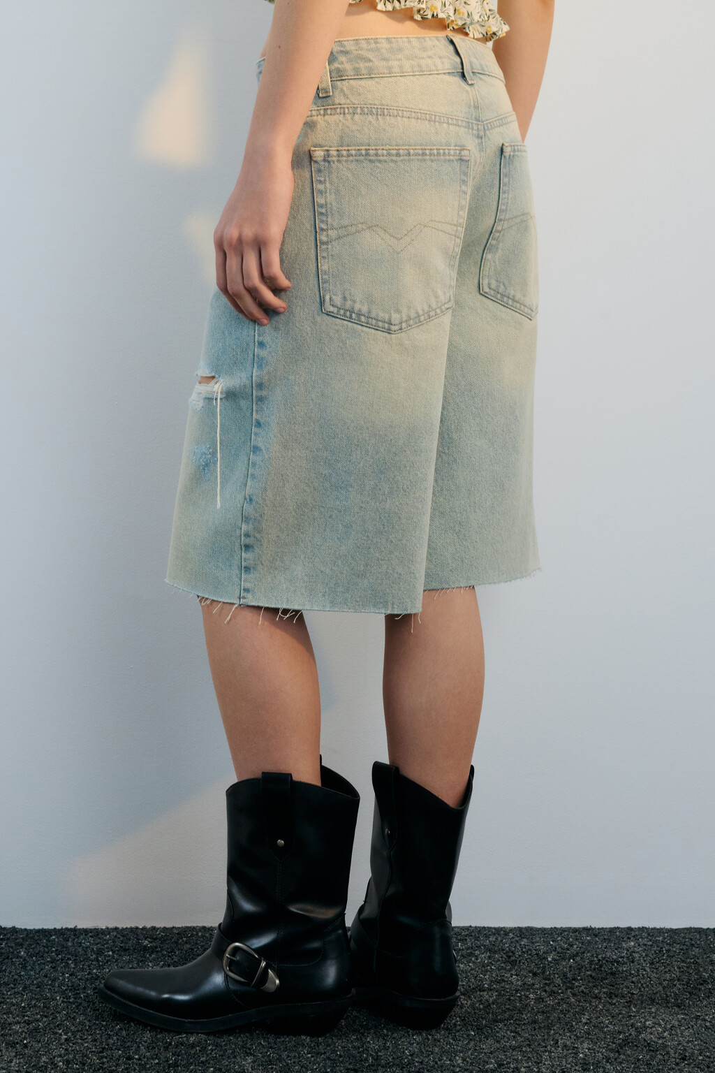 Шорты-бермуды джинсовые рваные - цвет синий - 6