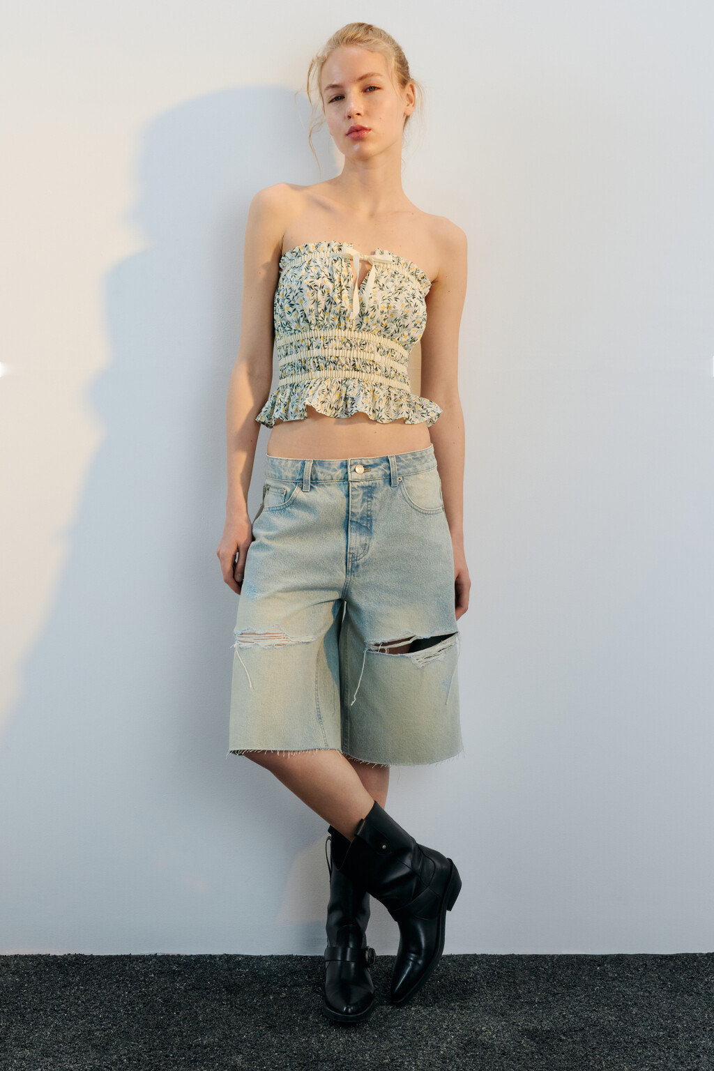 Шорты-бермуды джинсовые рваные - цвет синий - 7