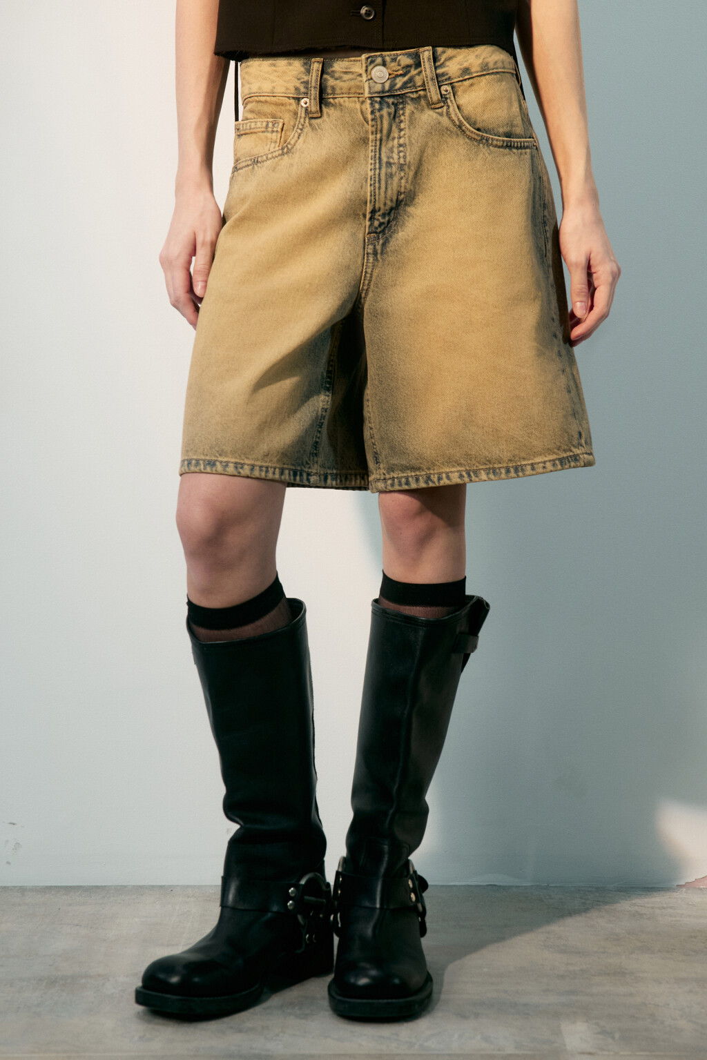 Шорты джинсовые с вареным эффектом - цвет темный тинт - 2