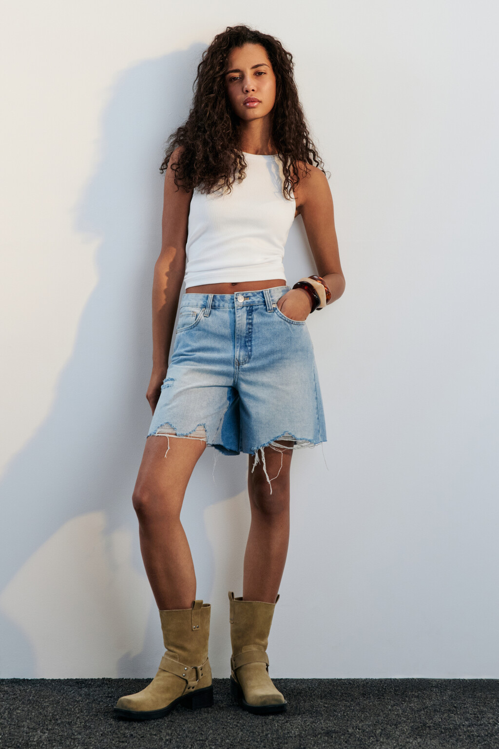 Шорты джинсовые с рваными краями - цвет голубой - 4