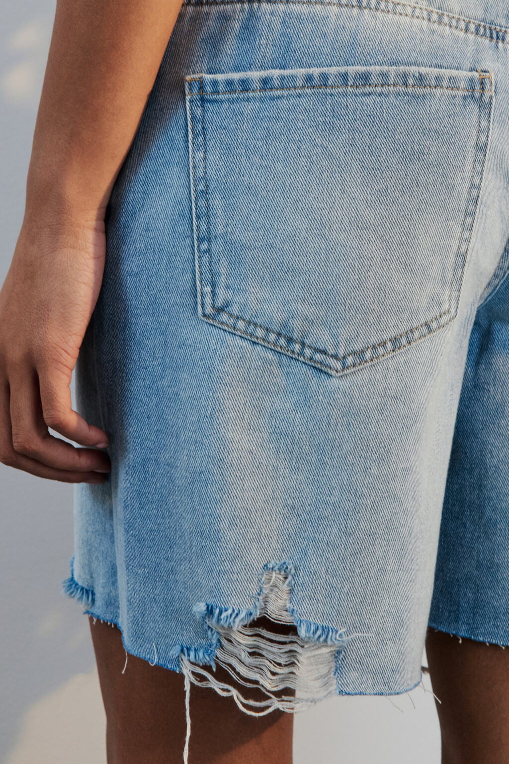 Шорты джинсовые с рваными краями - цвет голубой - 6