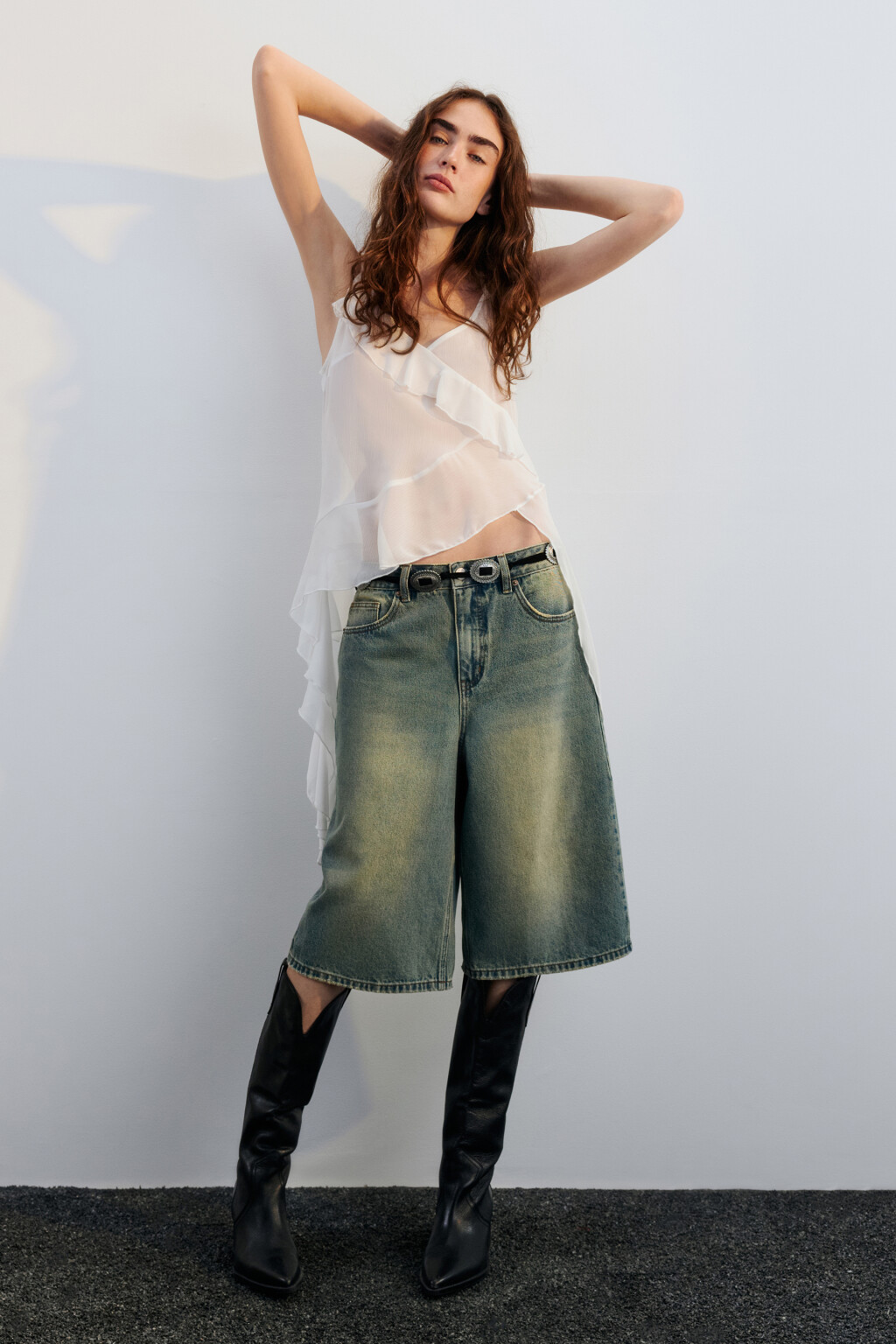 Шорты-бермуды джинсовые с вареным эффектом - цвет синий - 2