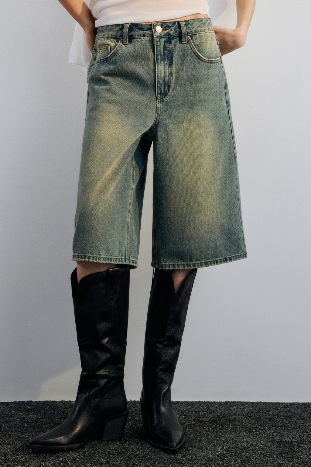 Шорты-бермуды джинсовые с вареным эффектом - цвет синий - 3