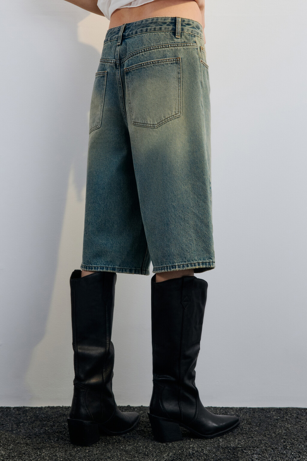 Шорты-бермуды джинсовые с вареным эффектом - цвет синий - 4