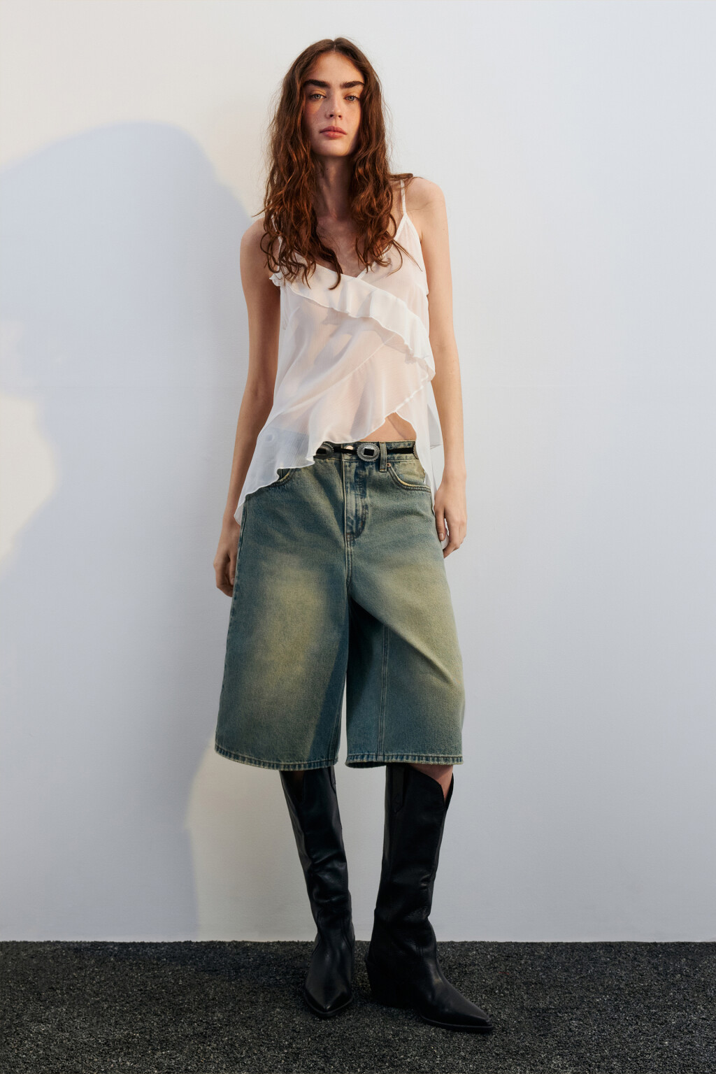 Шорты-бермуды джинсовые с вареным эффектом - цвет синий - 5