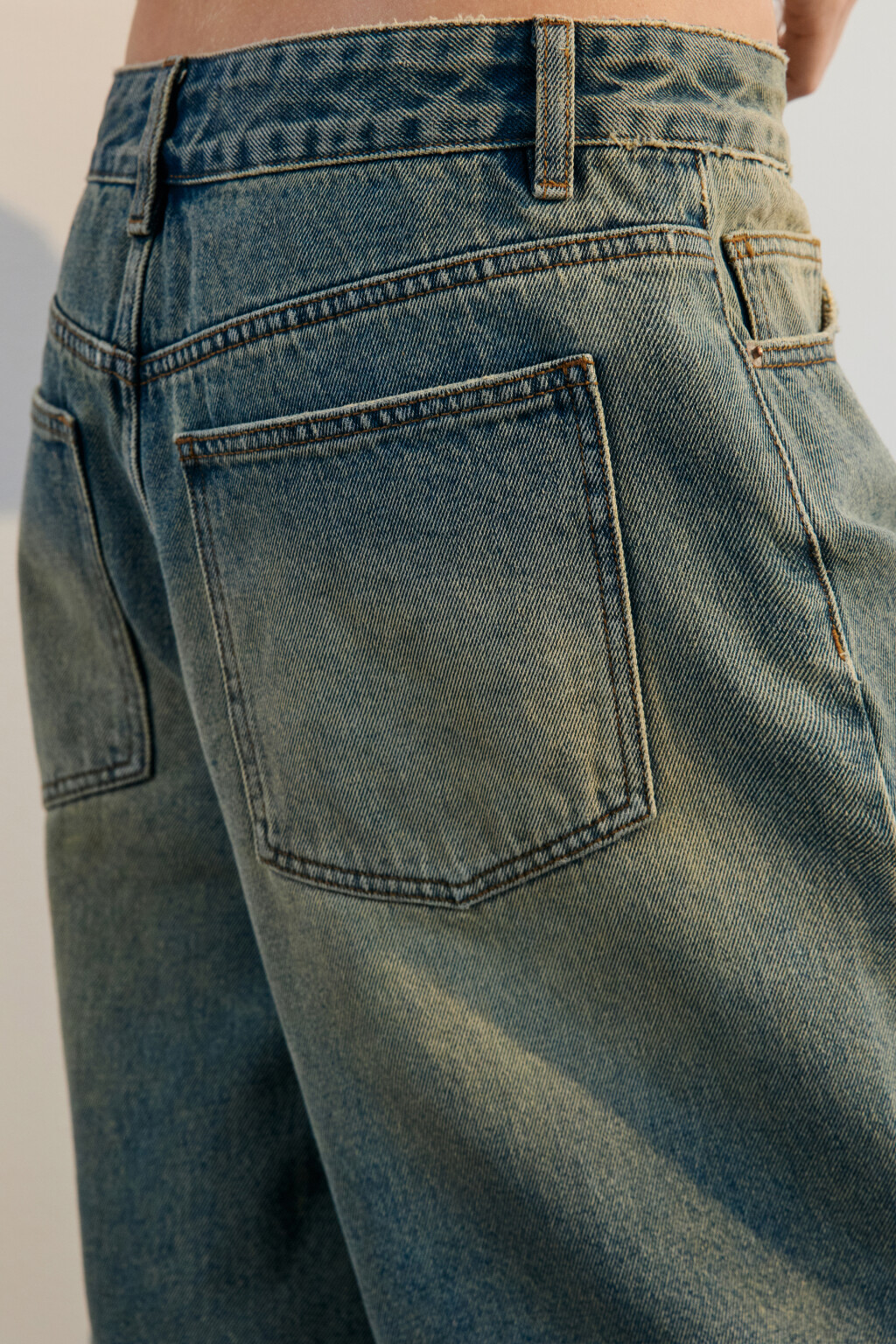 Шорты-бермуды джинсовые с вареным эффектом - цвет синий - 6