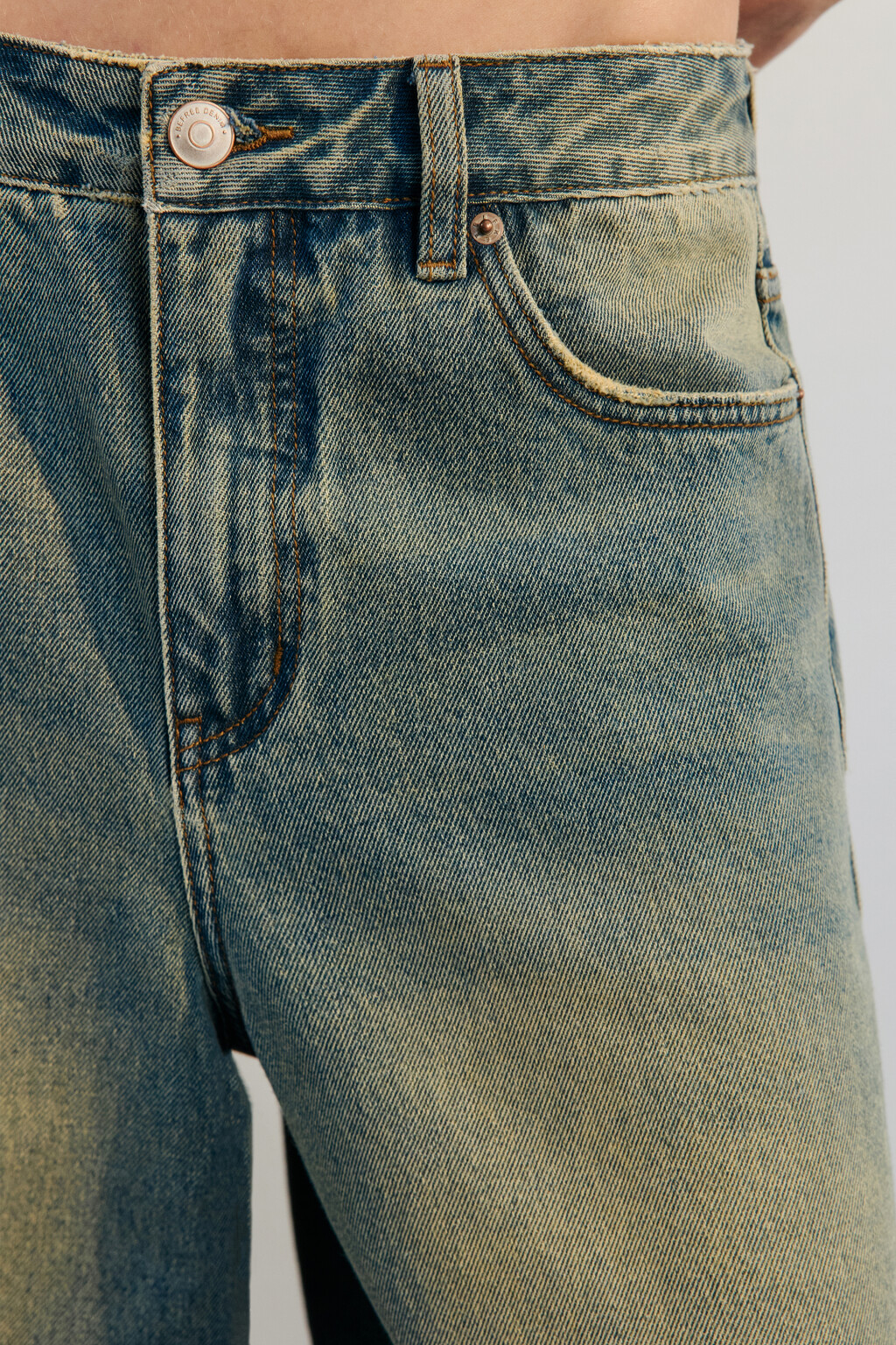 Шорты-бермуды джинсовые с вареным эффектом - цвет синий - 7