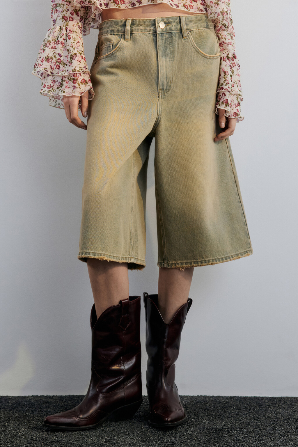 Шорты-бермуды джинсовые с вареным эффектом - цвет темный тинт - 2