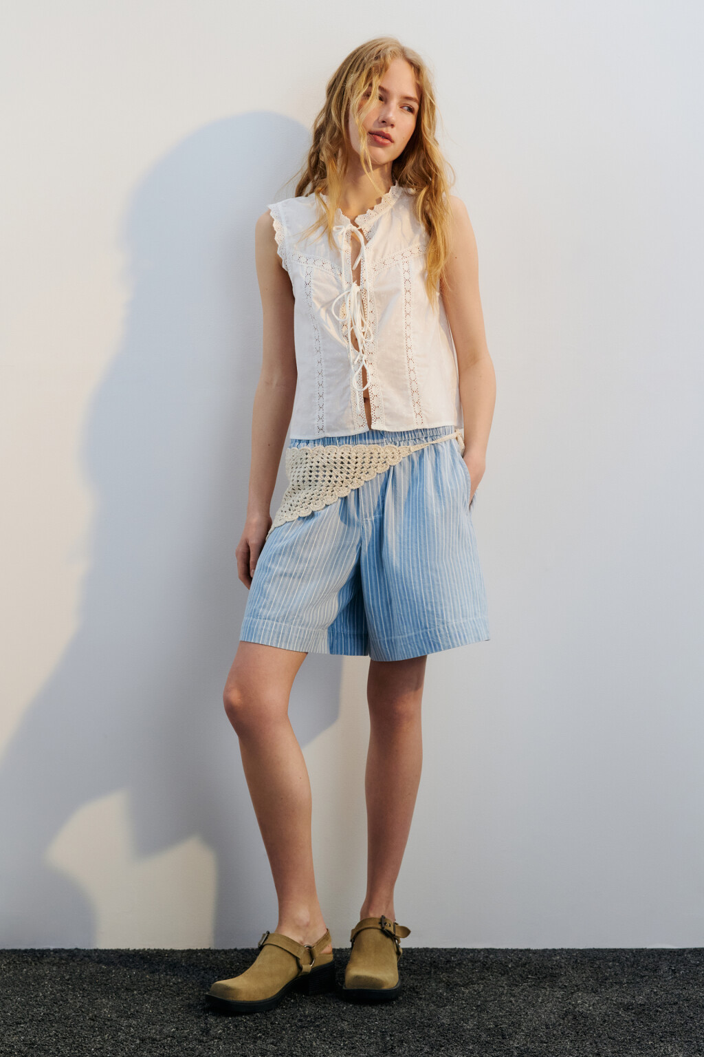 Шорты джинсовые с поясом на завязках - цвет голубой - 4