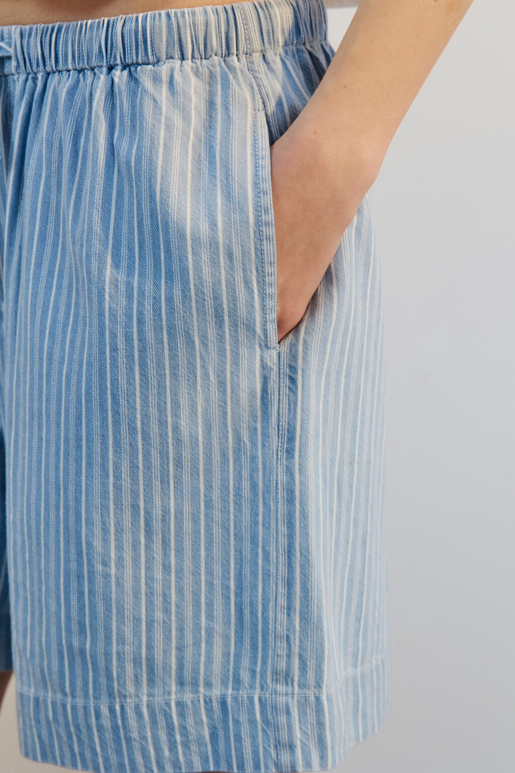 Шорты джинсовые с поясом на завязках - цвет голубой - 6