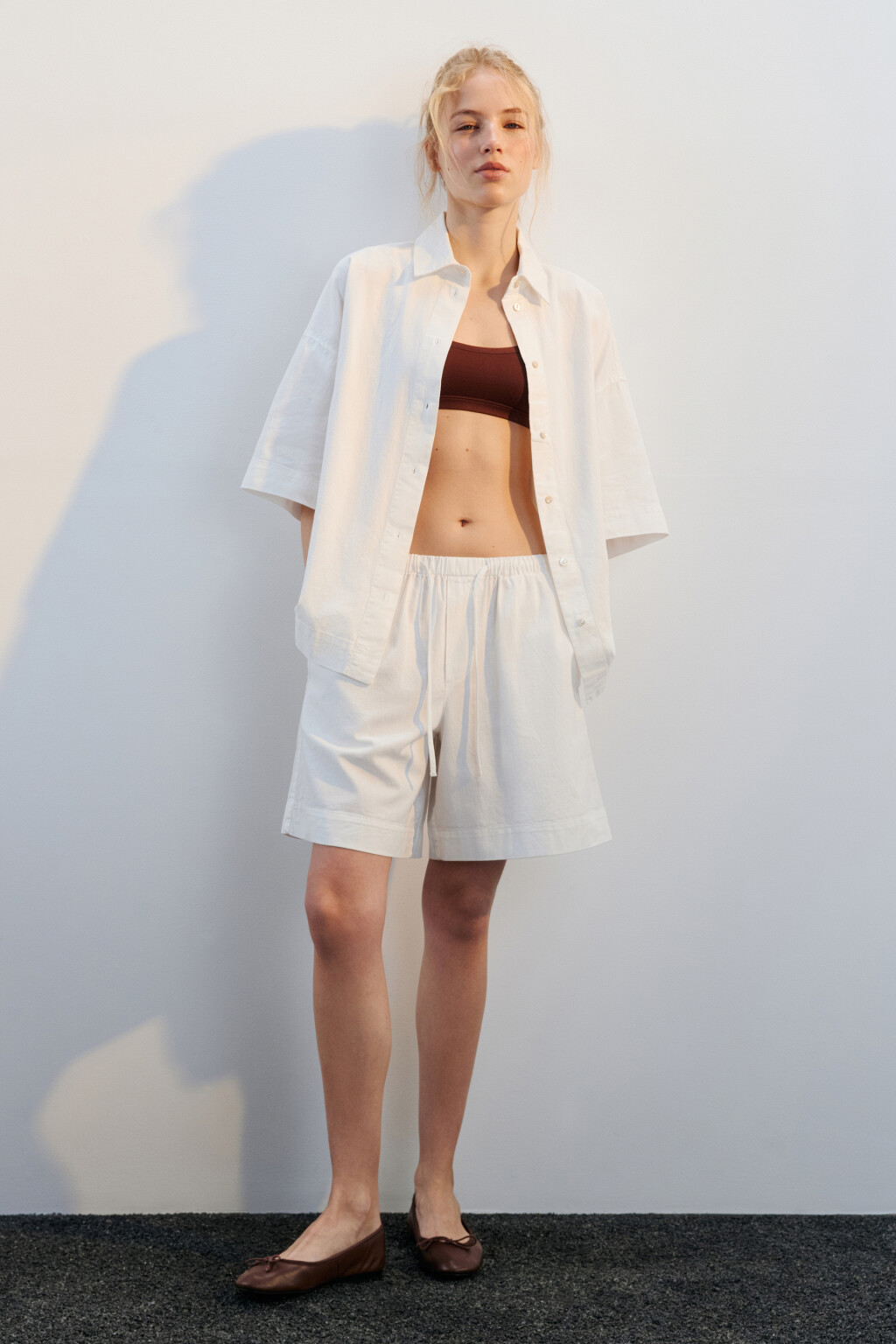 Шорты джинсовые с поясом на завязках - цвет белый - 4