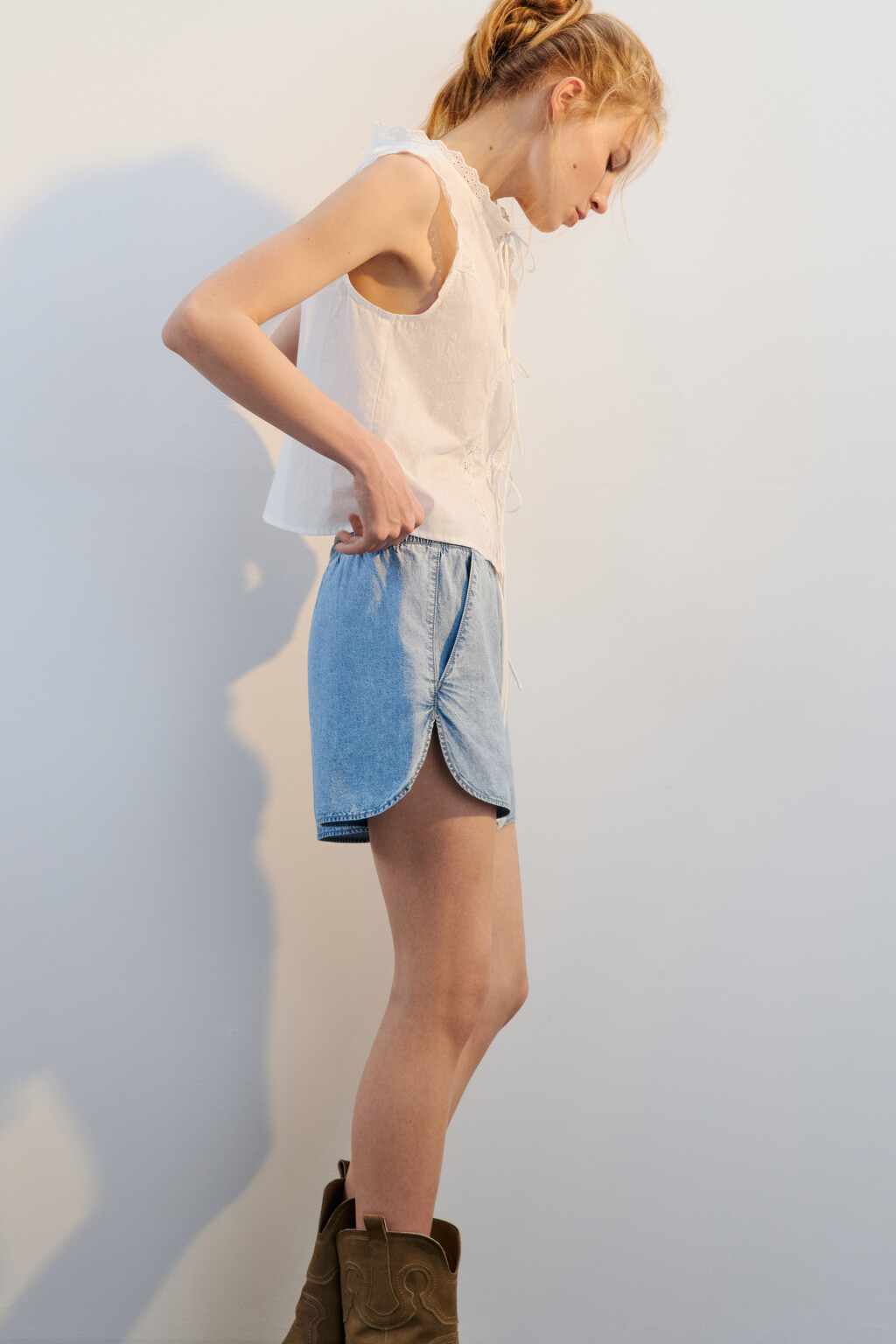 Шорты джинсовые с поясом на завязках - цвет голубой - 1