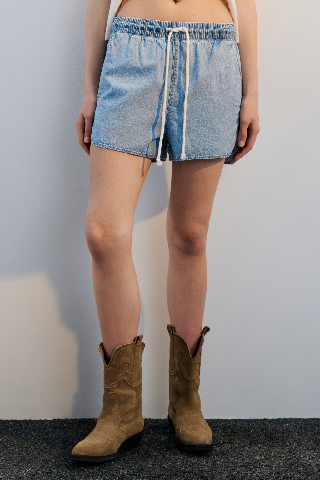 Шорты джинсовые с поясом на завязках - цвет голубой - 2