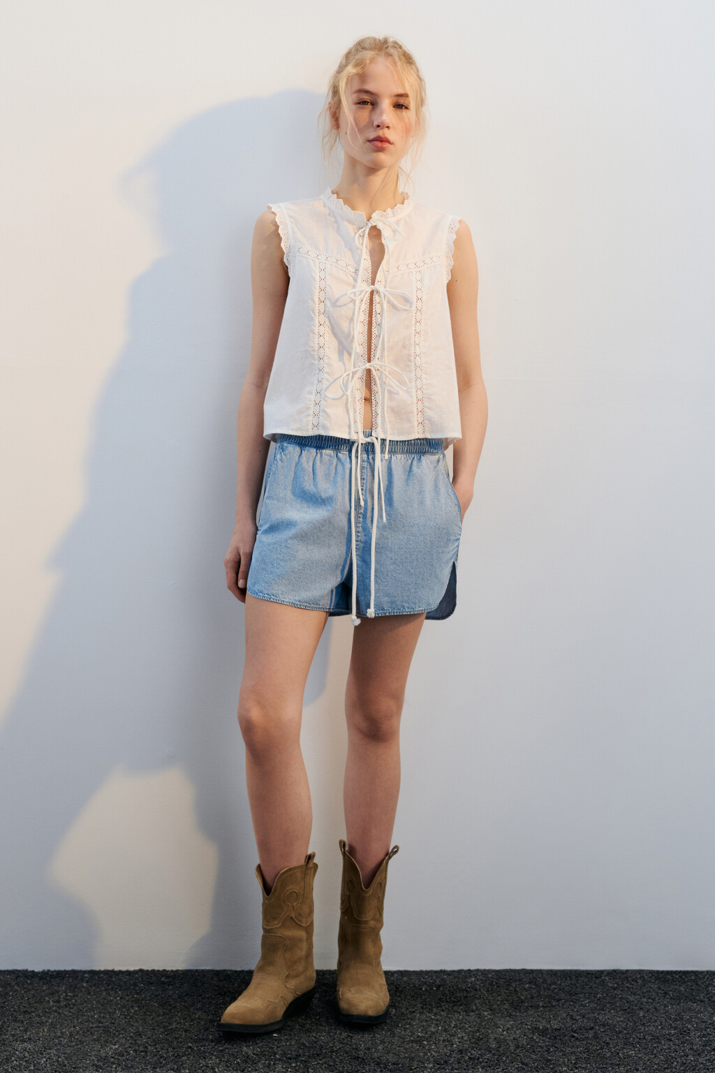 Шорты джинсовые с поясом на завязках - цвет голубой - 4