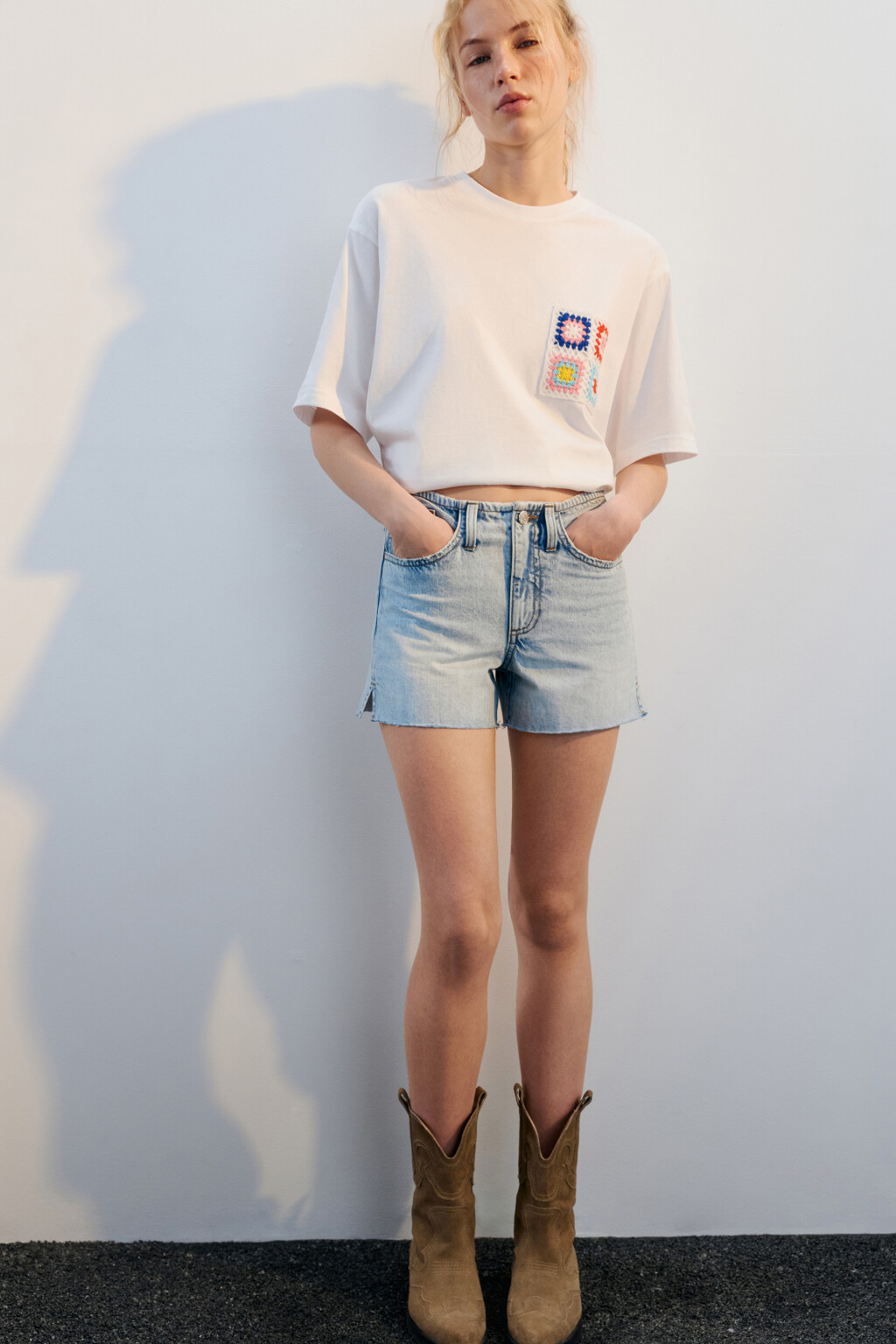 Шорты мини джинсовые с открытыми срезами - цвет голубой - 1