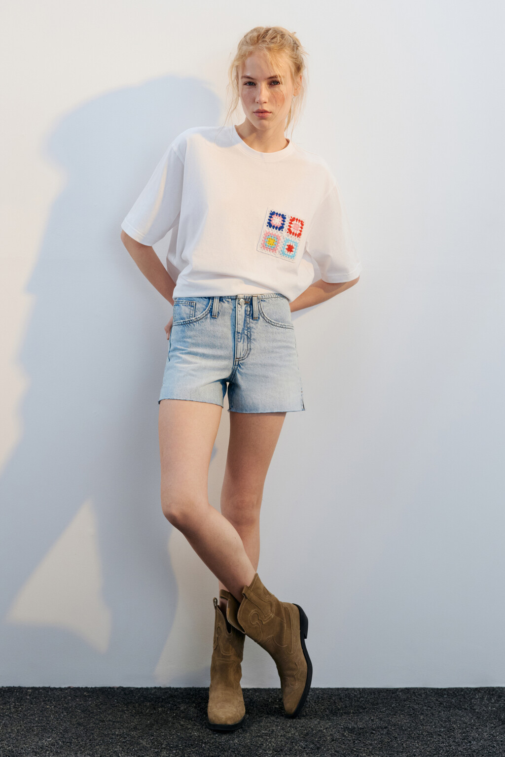 Шорты мини джинсовые с открытыми срезами - цвет голубой - 4