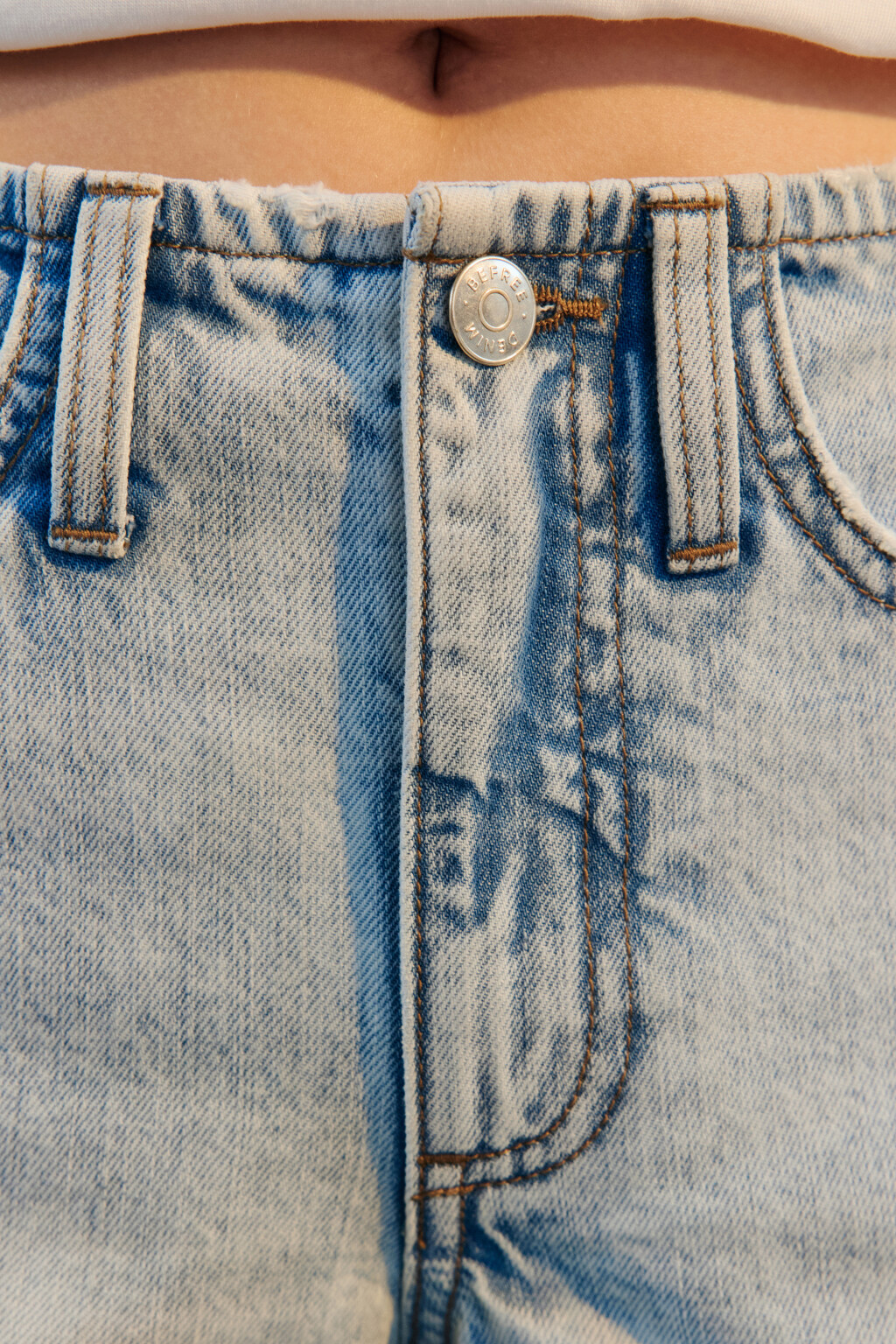 Шорты мини джинсовые с открытыми срезами - цвет голубой - 5