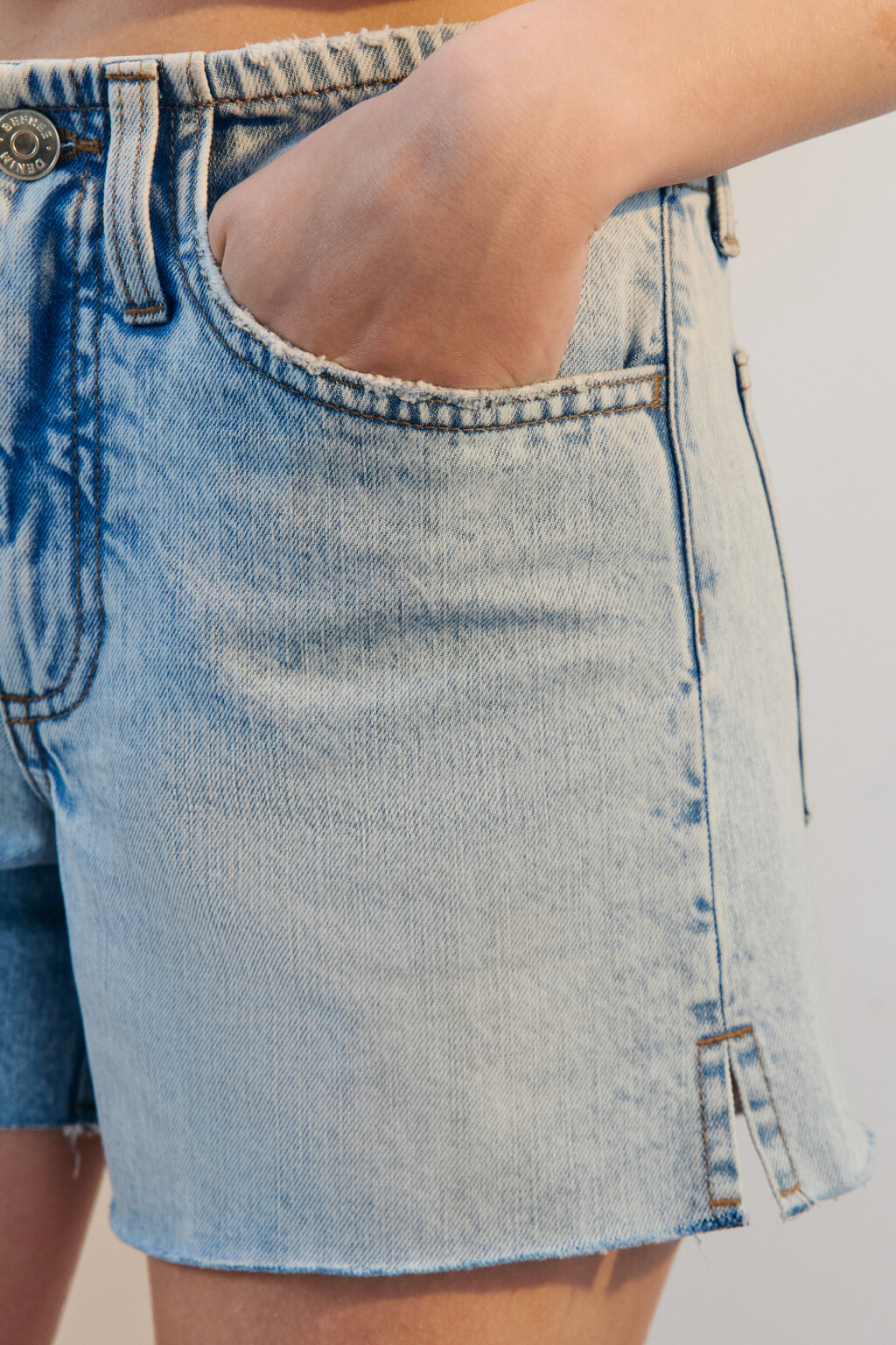 Шорты мини джинсовые с открытыми срезами - цвет голубой - 6