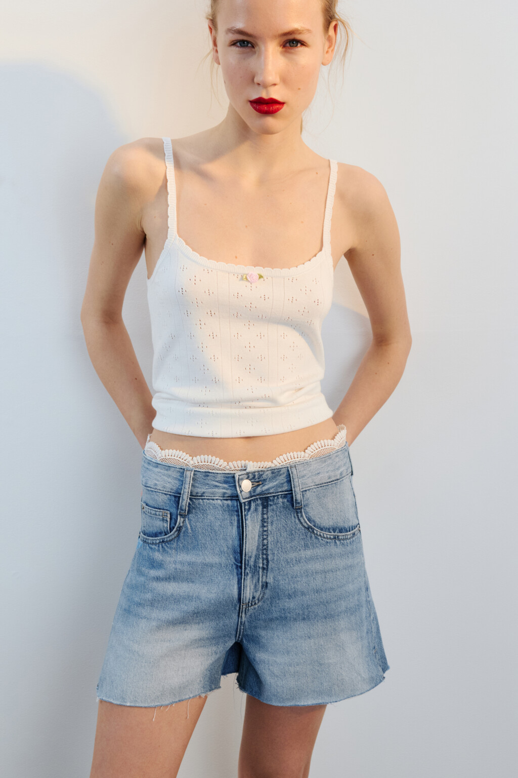 Шорты джинсовые с кружевом на поясе - цвет голубой - 1