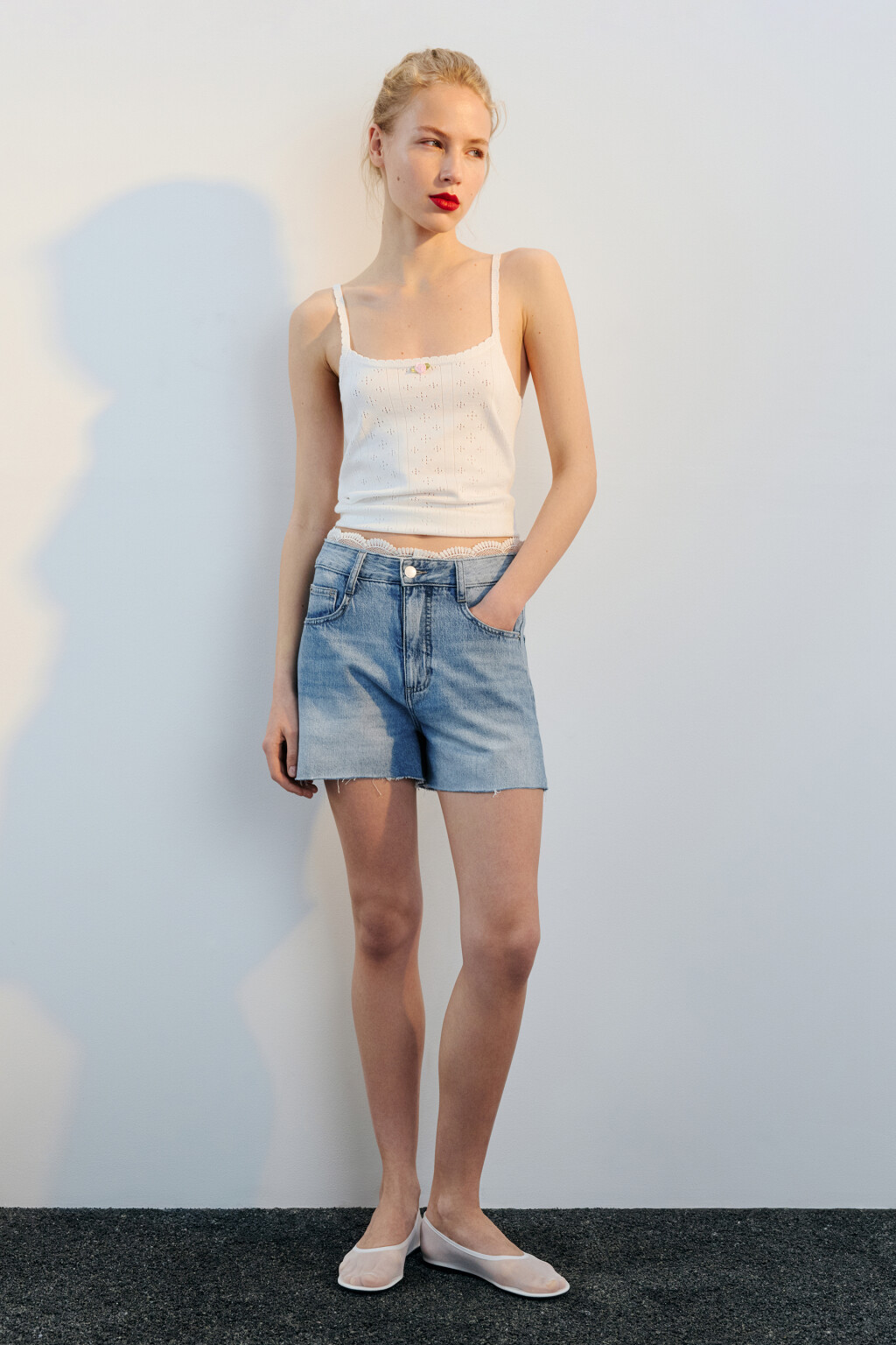 Шорты джинсовые с кружевом на поясе - цвет голубой - 4