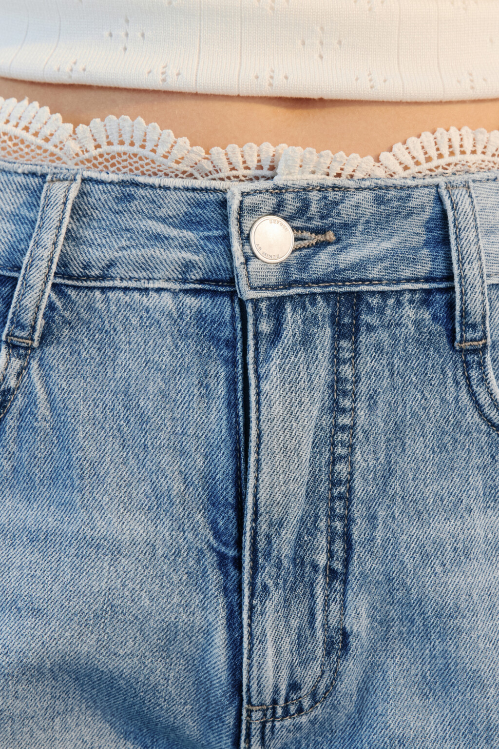 Шорты джинсовые с кружевом на поясе - цвет голубой - 5