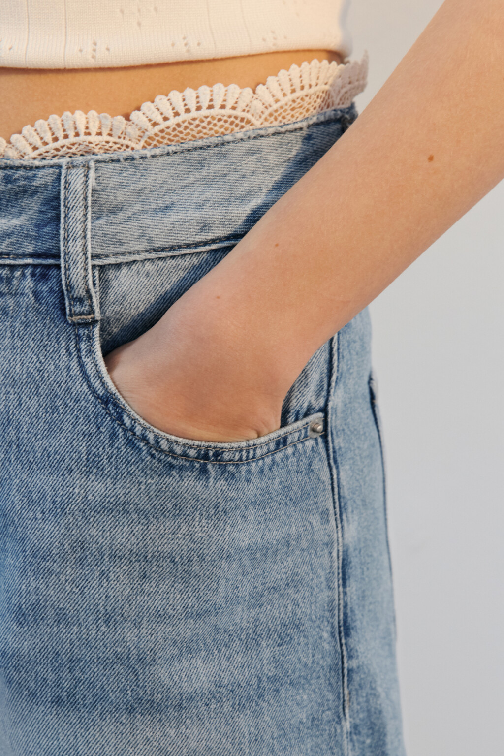 Шорты джинсовые с кружевом на поясе - цвет голубой - 6