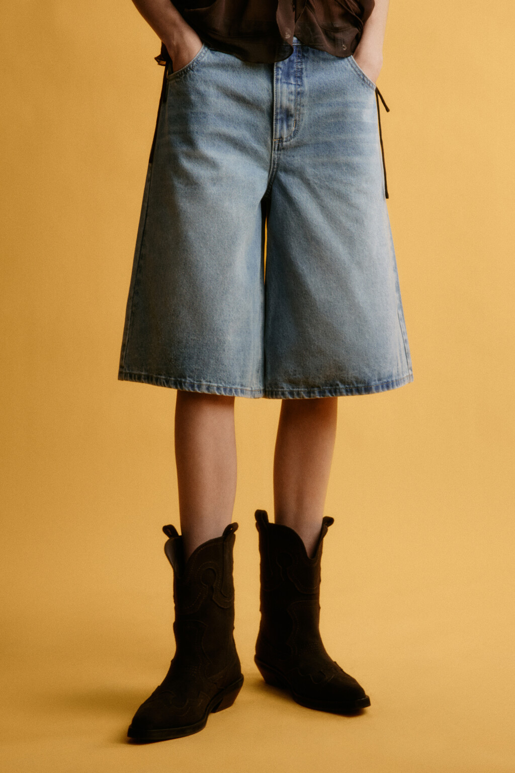 Шорты джинсовые с низкой посадкой - цвет голубой - 2