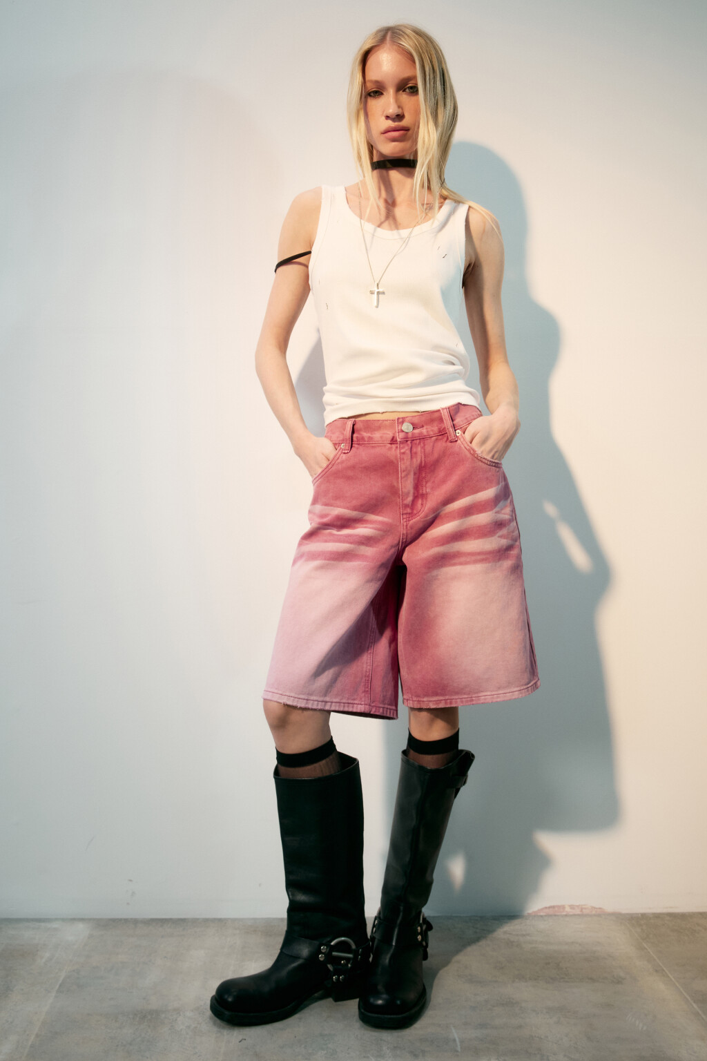 Шорты джинсовые с вареным эффектом - цвет розовый - 1