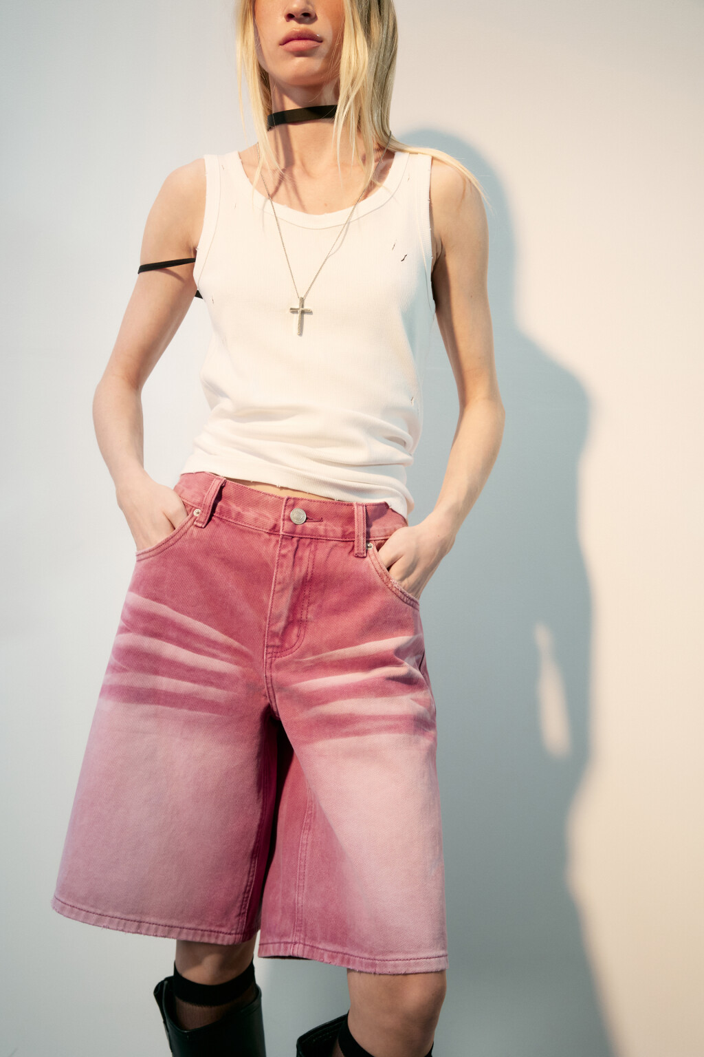 Шорты джинсовые с вареным эффектом - цвет розовый - 2