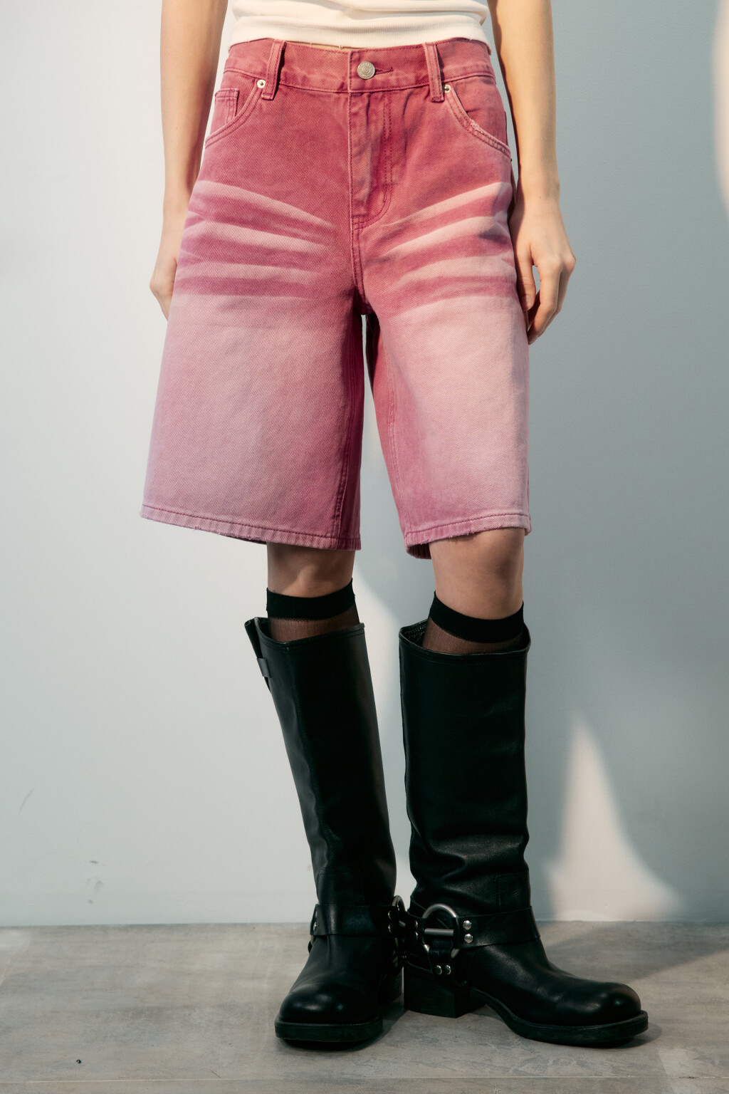 Шорты джинсовые с вареным эффектом - цвет розовый - 3