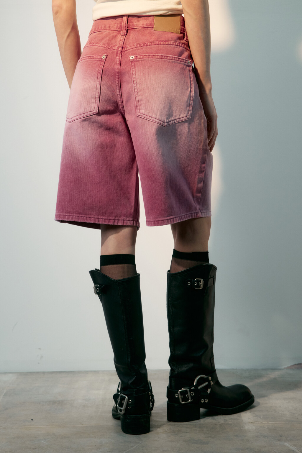 Шорты джинсовые с вареным эффектом - цвет розовый - 4