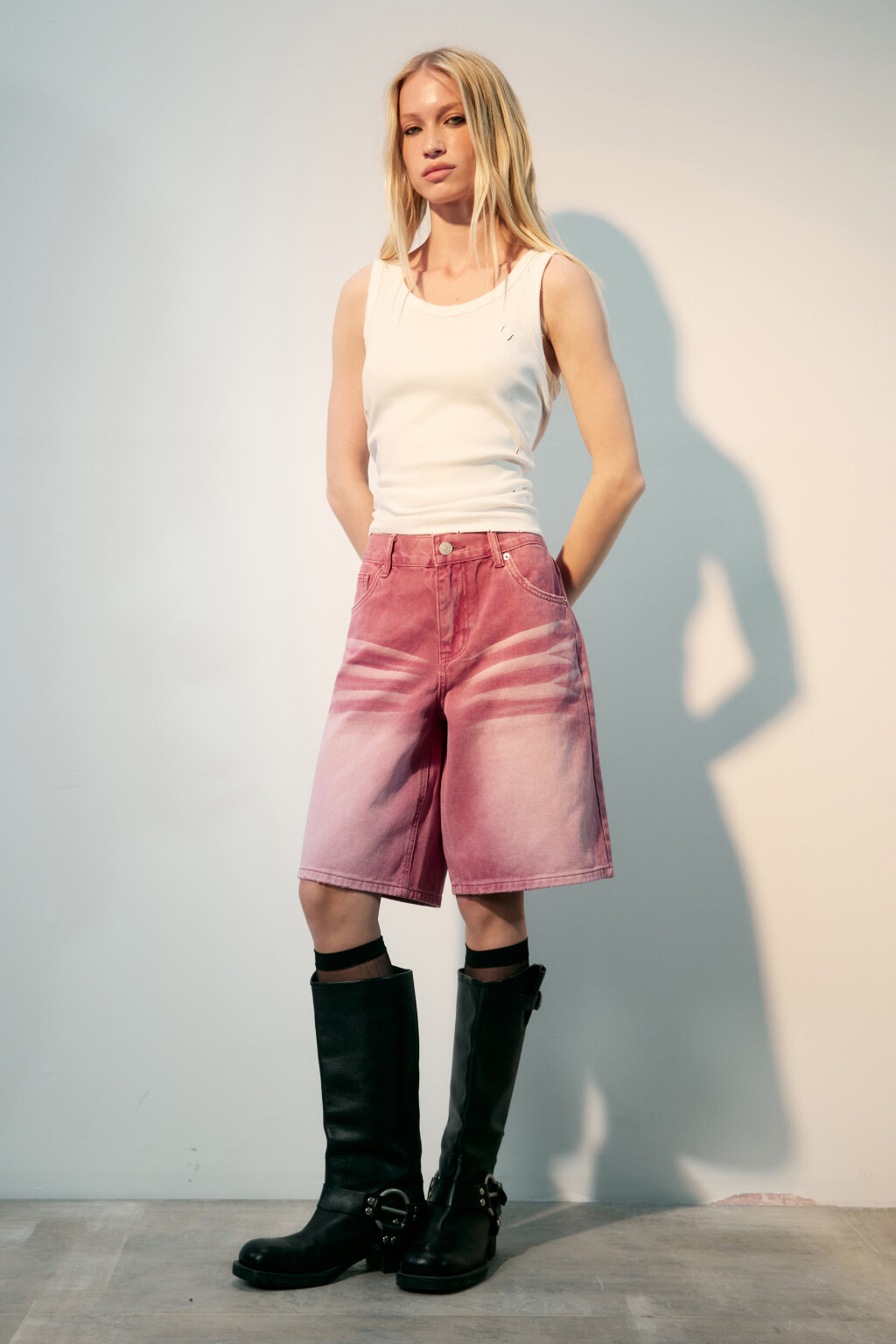 Шорты джинсовые с вареным эффектом - цвет розовый - 5