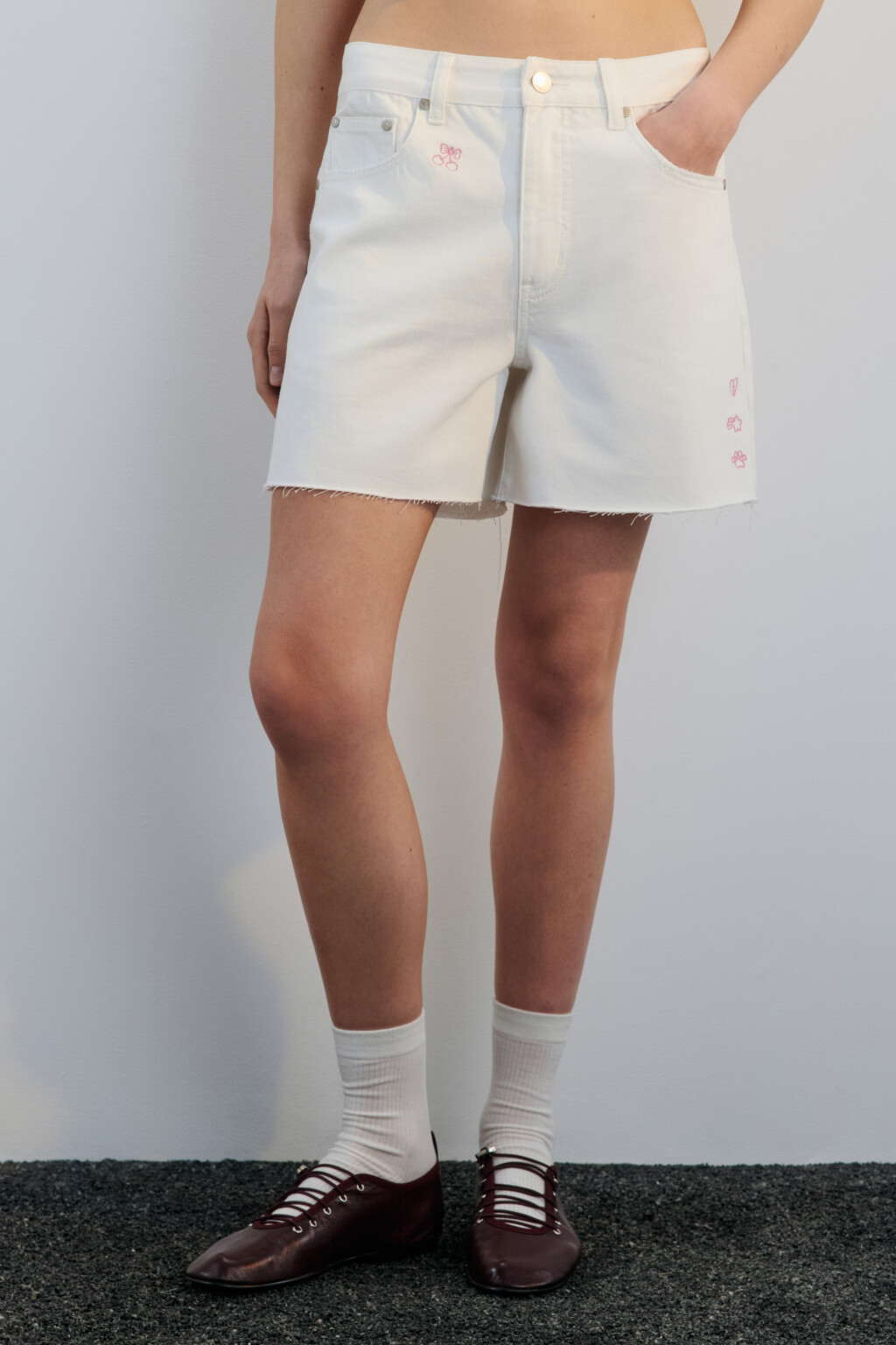 Шорты мини джинсовые с вышивкой - цвет белый - 3
