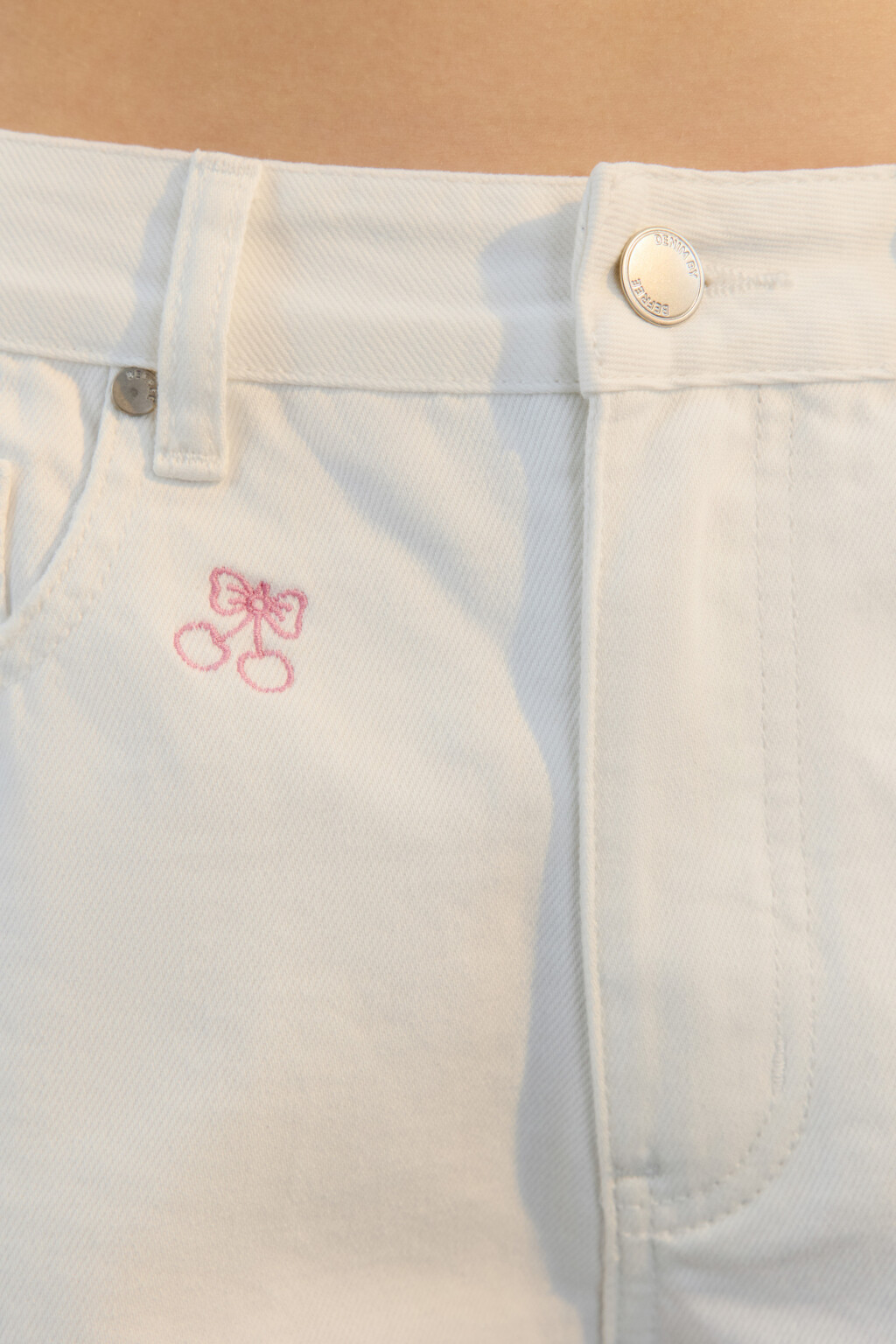 Шорты мини джинсовые с вышивкой - цвет белый - 6