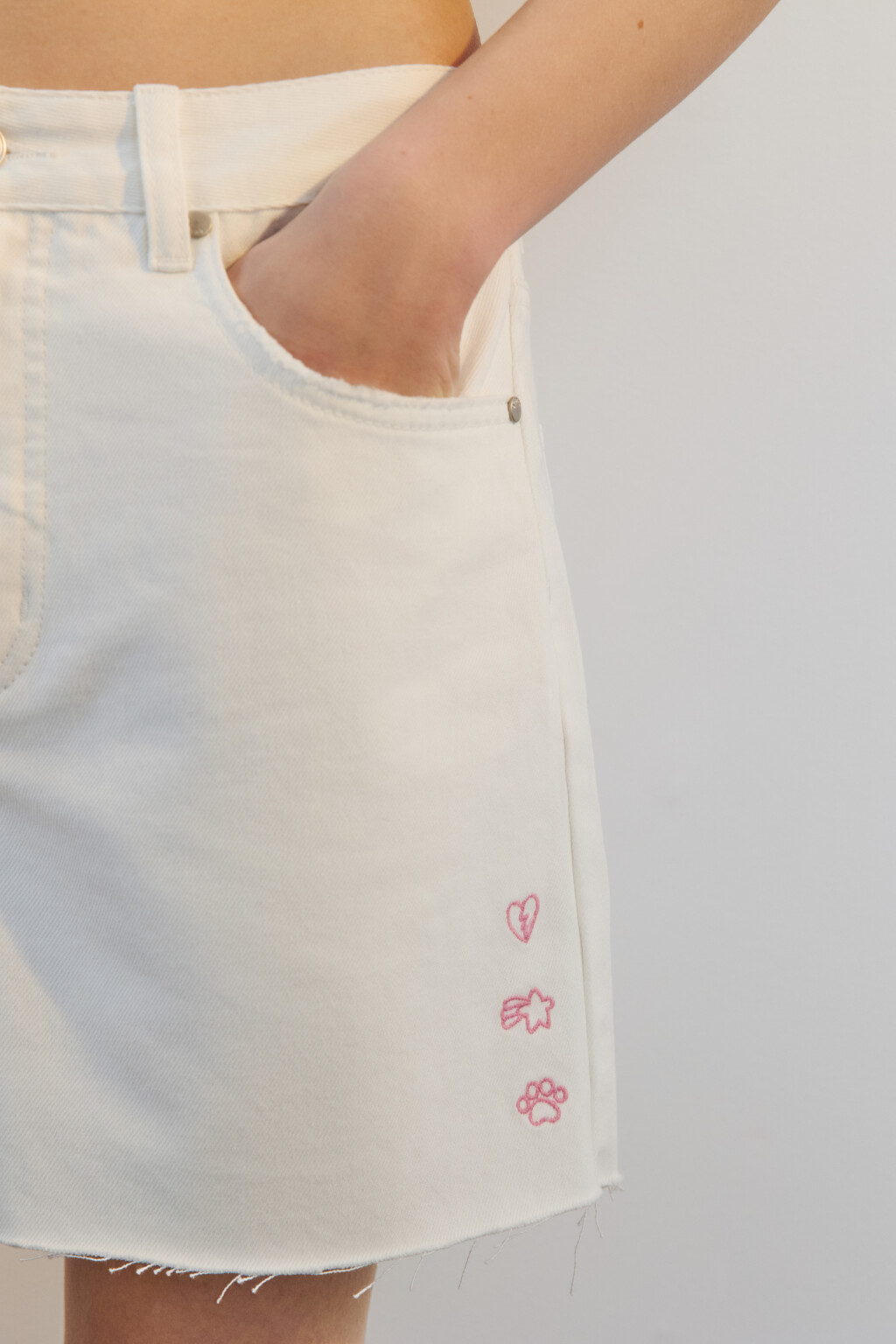 Шорты мини джинсовые с вышивкой - цвет белый - 7