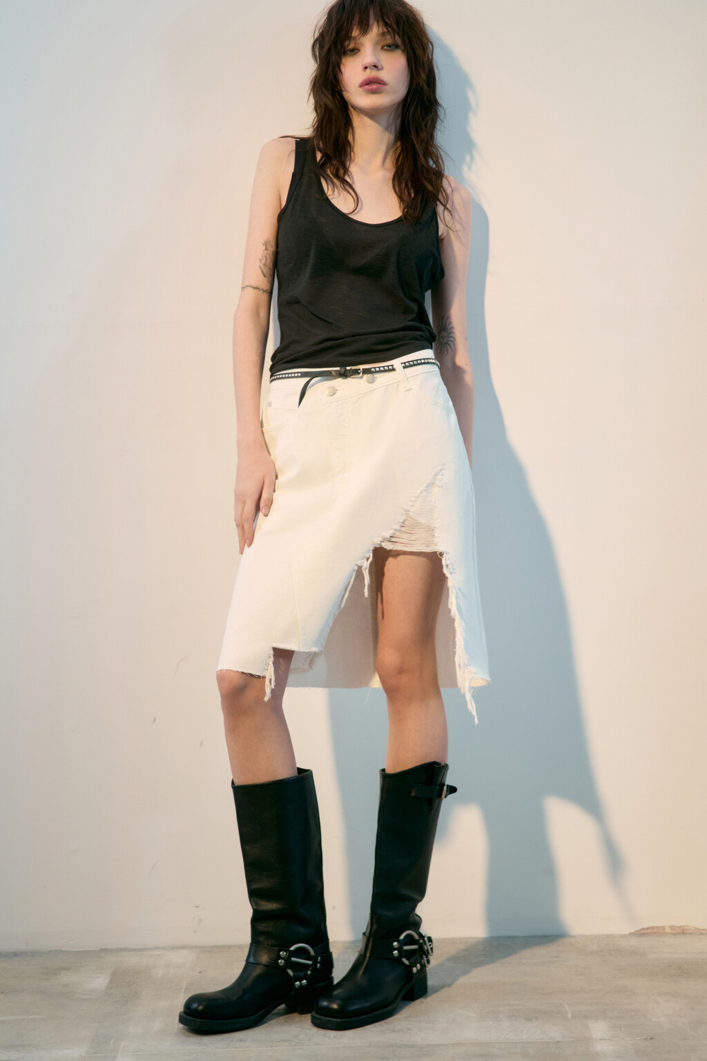 Юбка мини джинсовая рваная - цвет белый - 1