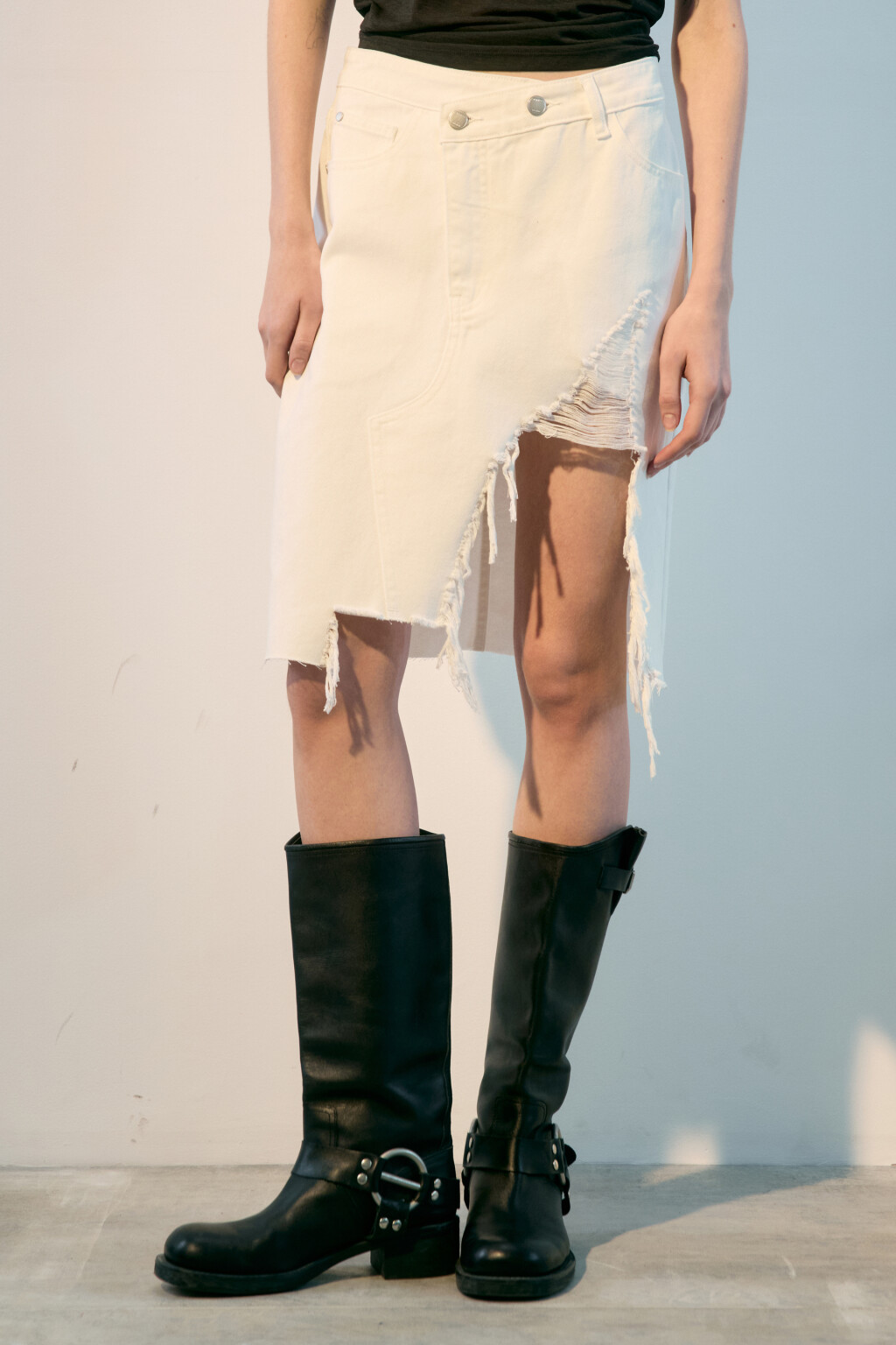Юбка мини джинсовая рваная - цвет белый - 3