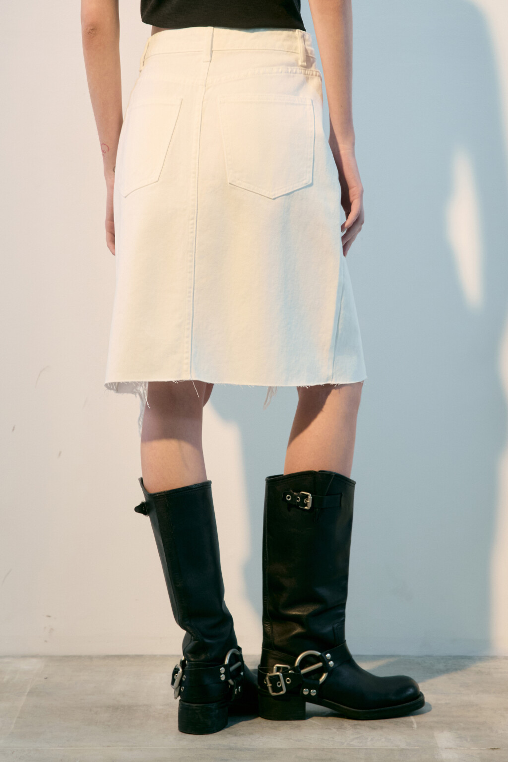 Юбка мини джинсовая рваная - цвет белый - 4