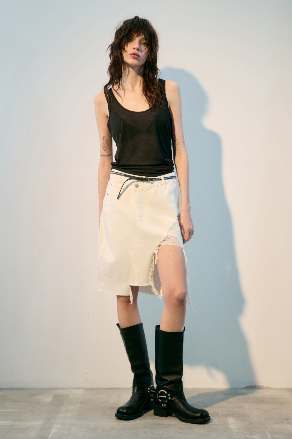 Юбка мини джинсовая рваная - цвет белый - 5