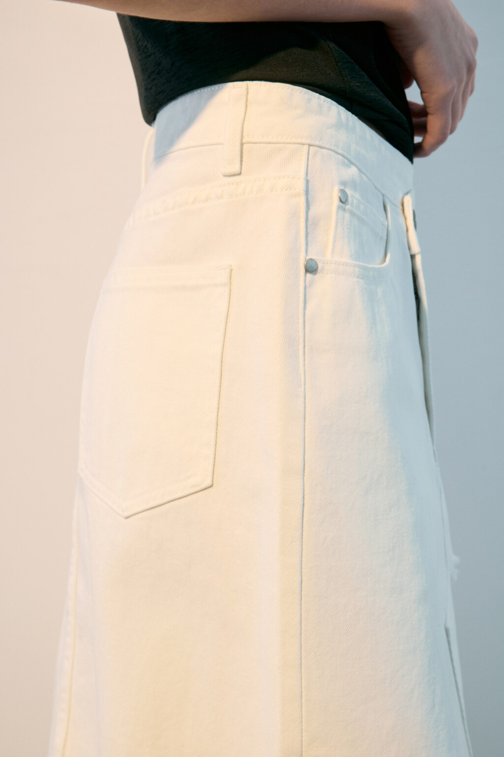 Юбка мини джинсовая рваная - цвет белый - 7