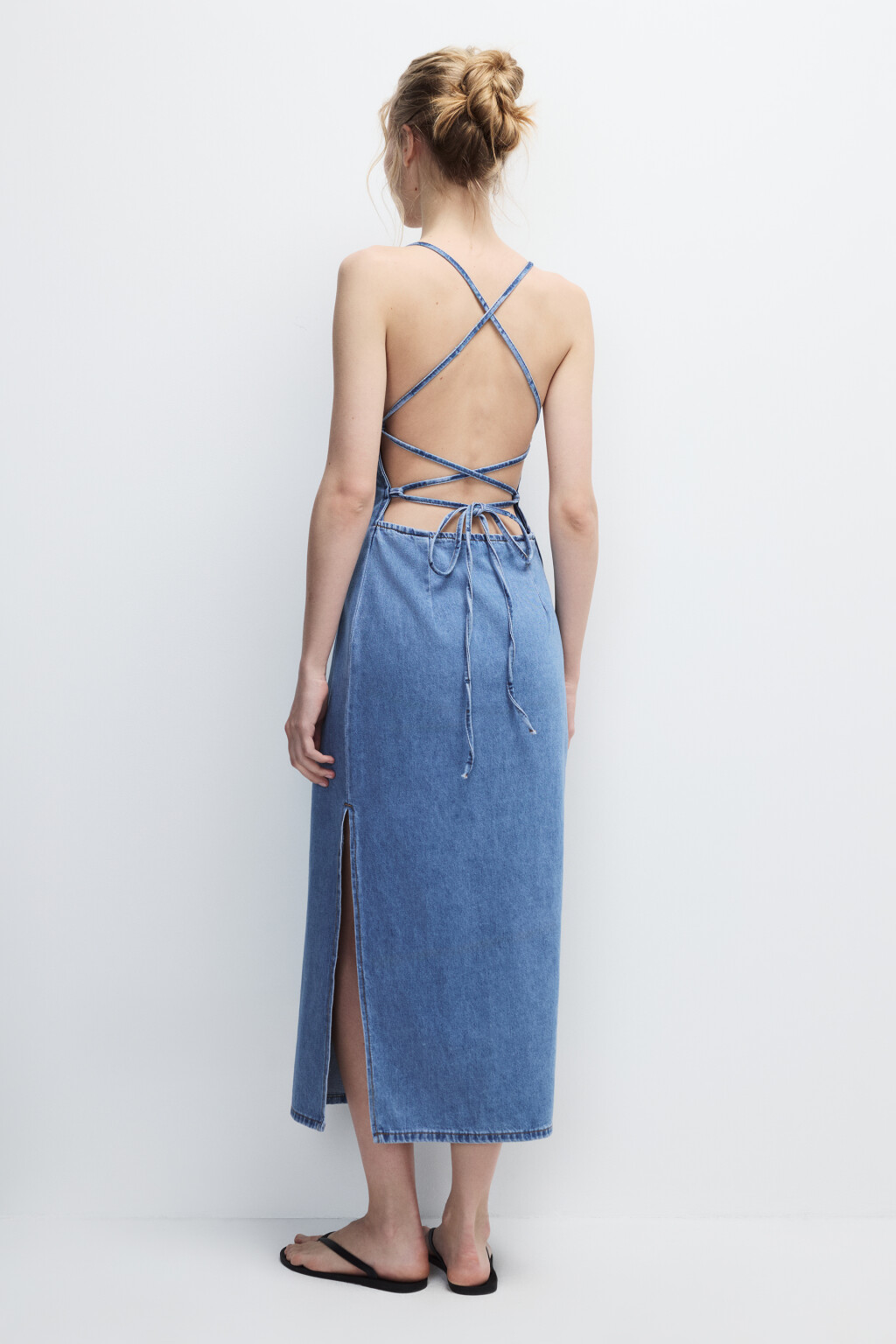 Платье миди джинсовое с вырезом на спине - цвет голубой - 3
