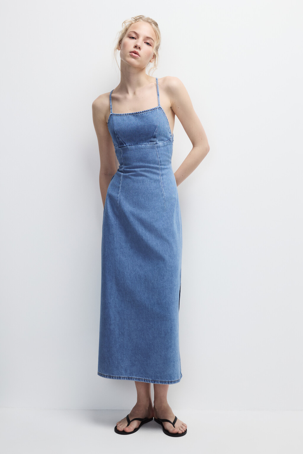 Платье миди джинсовое с вырезом на спине - цвет голубой - 4