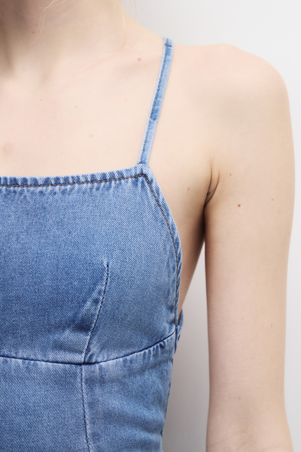 Платье миди джинсовое с вырезом на спине - цвет голубой - 6