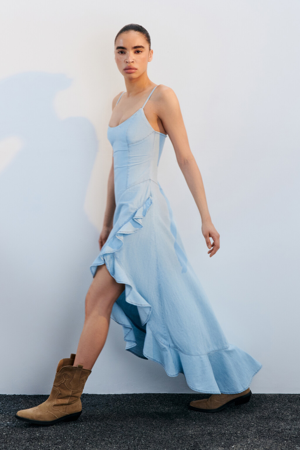 Платье джинсовое с асимметричным воланом - цвет синий - 1