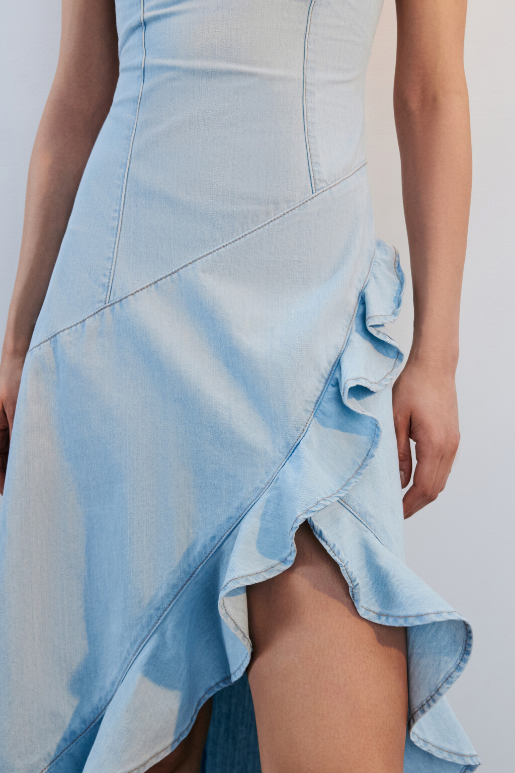 Платье джинсовое с асимметричным воланом - цвет синий - 5