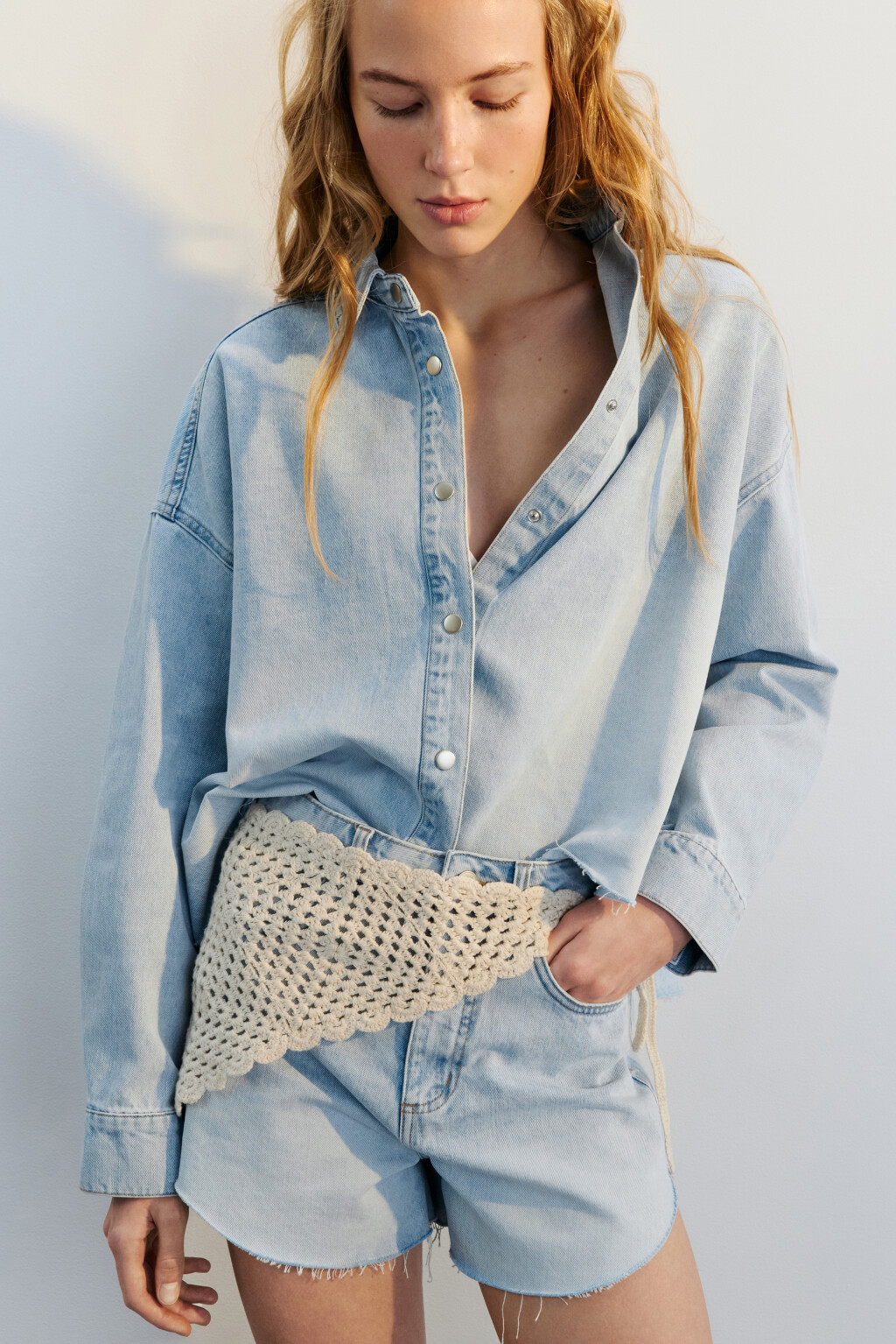 Рубашка джинсовая с открытыми срезами - цвет голубой - 1