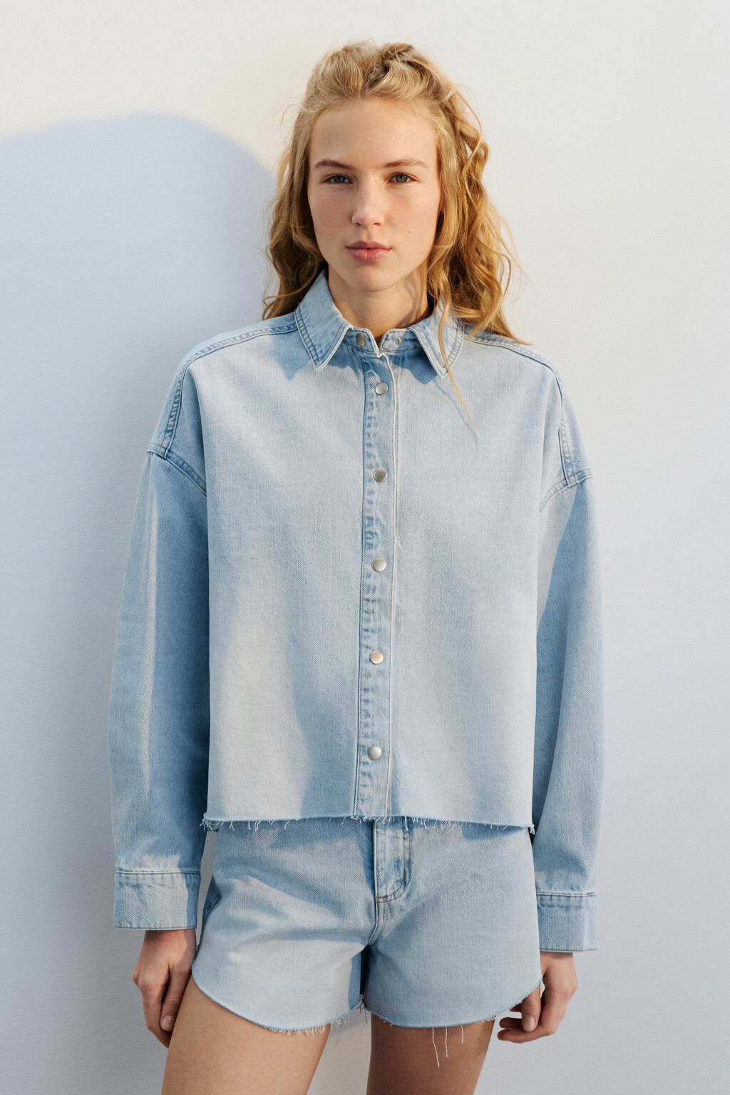 Рубашка джинсовая с открытыми срезами - цвет голубой - 2
