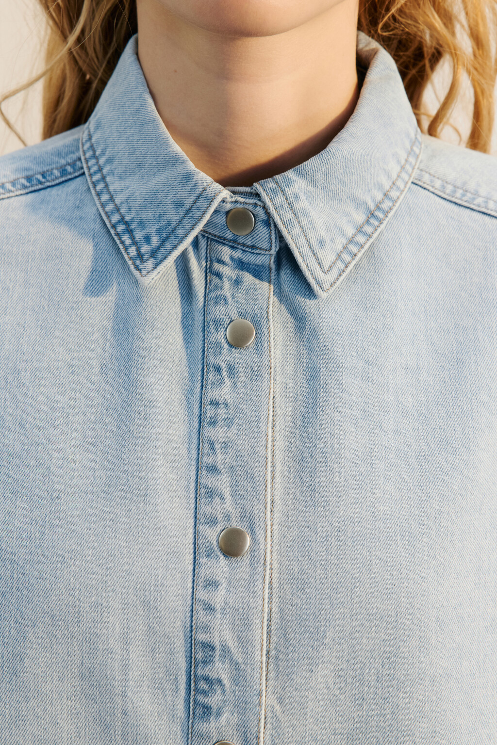 Рубашка джинсовая с открытыми срезами - цвет голубой - 5