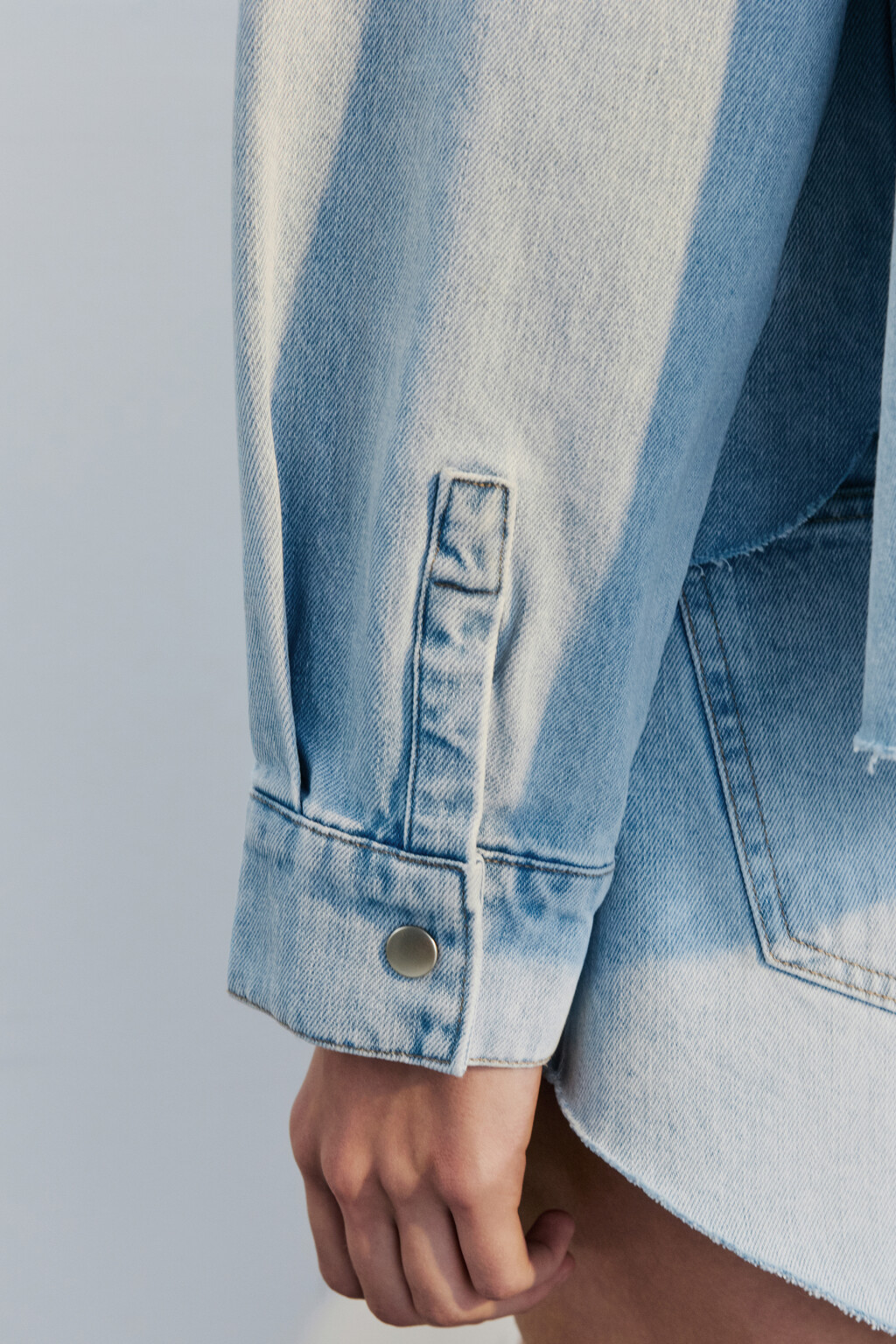 Рубашка джинсовая с открытыми срезами - цвет голубой - 6