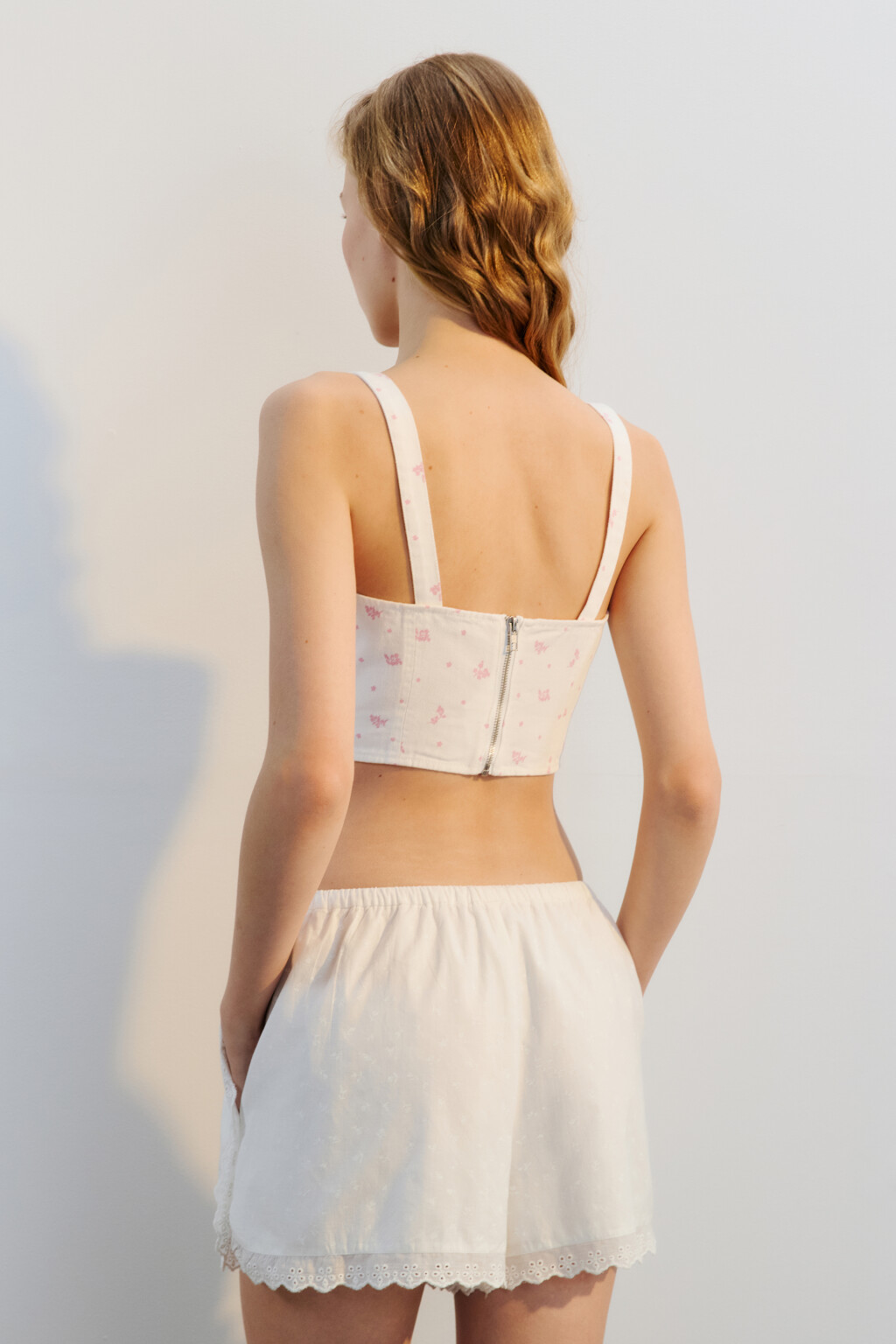 Топ джинсовый с цветочным принтом - цвет розовый - 4